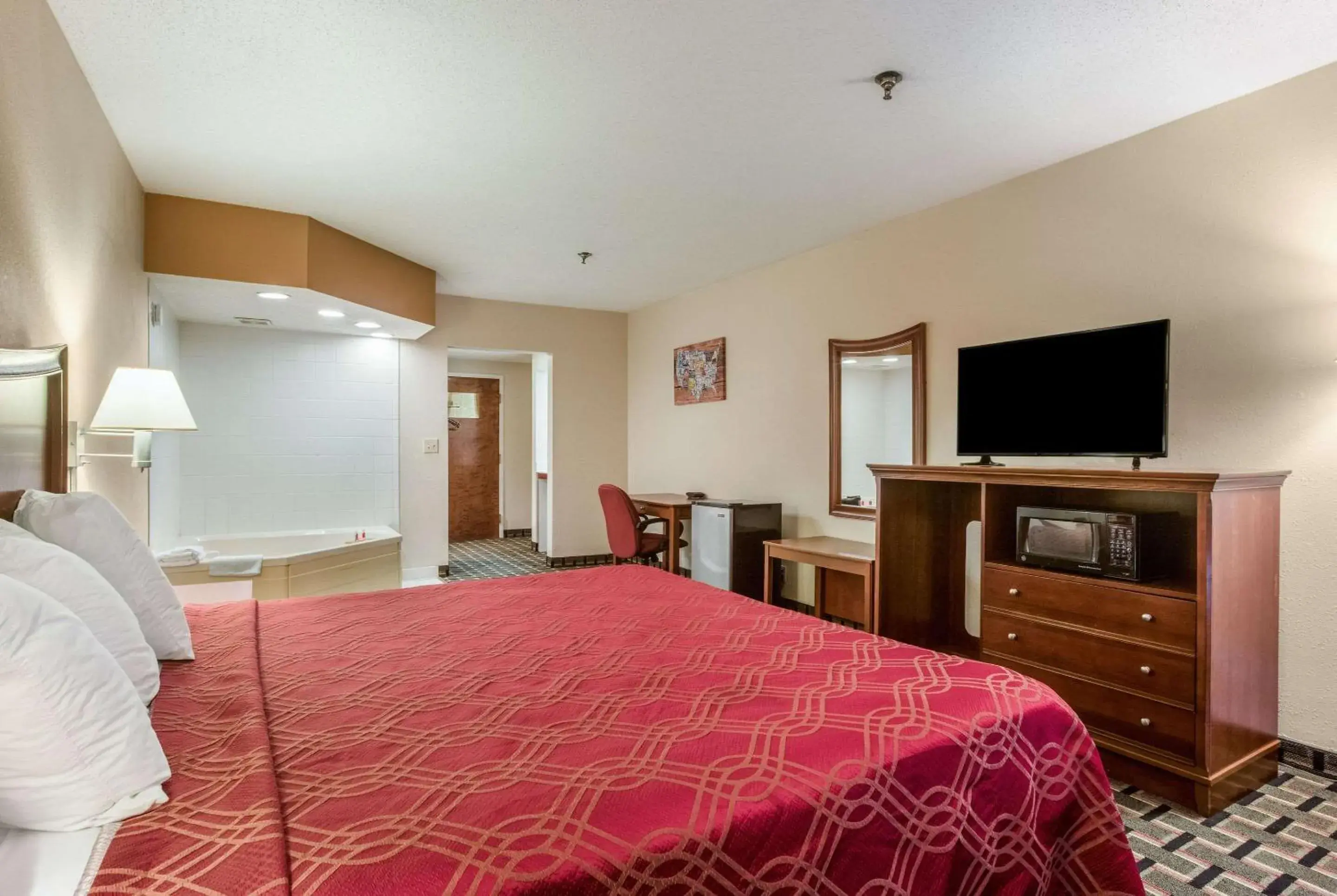 Photo of the whole room, Bed in Econo Lodge Inn & Suites Marietta