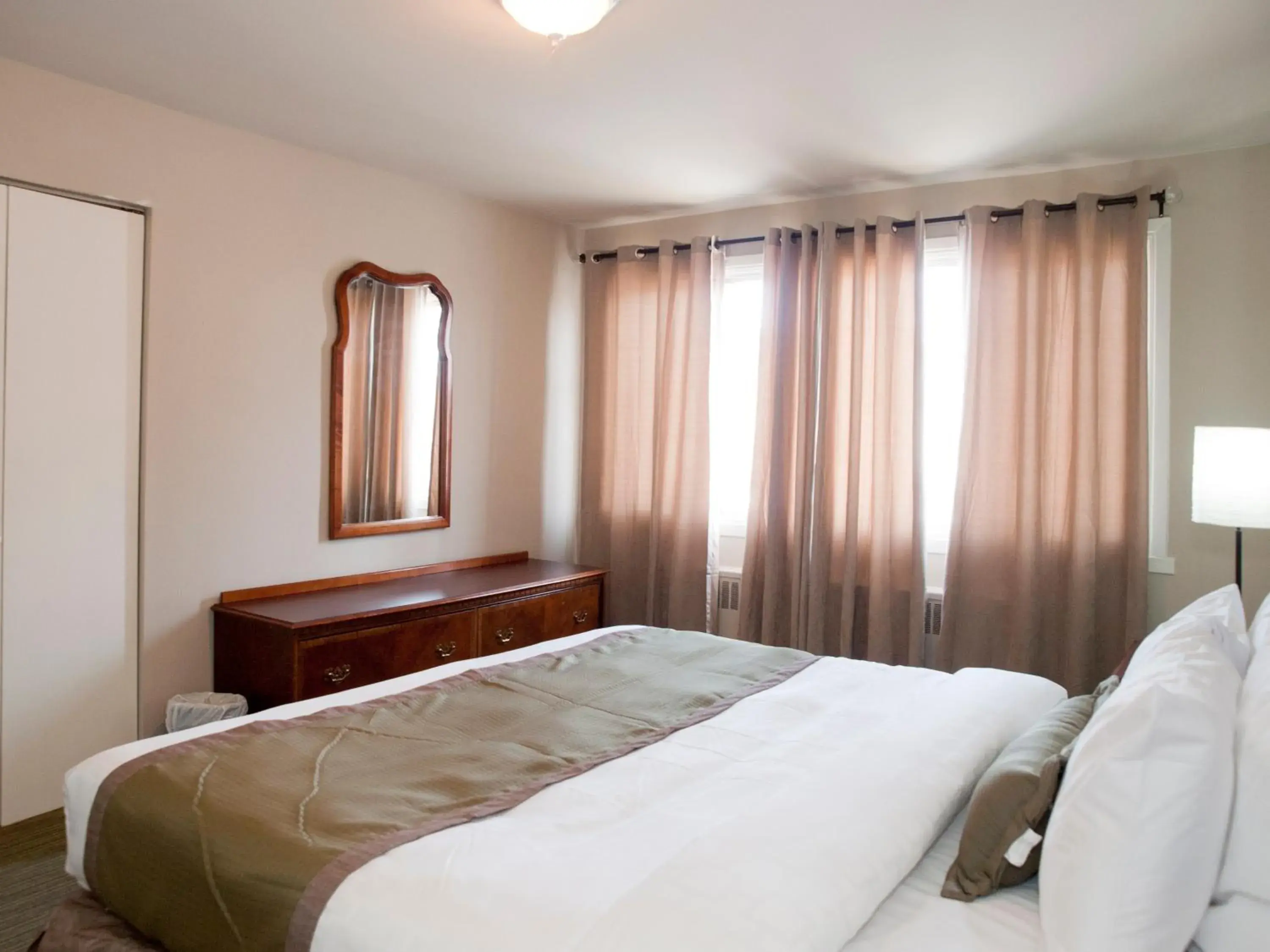 Bed in Beausejour Hotel Apartments/Hotel Dorval