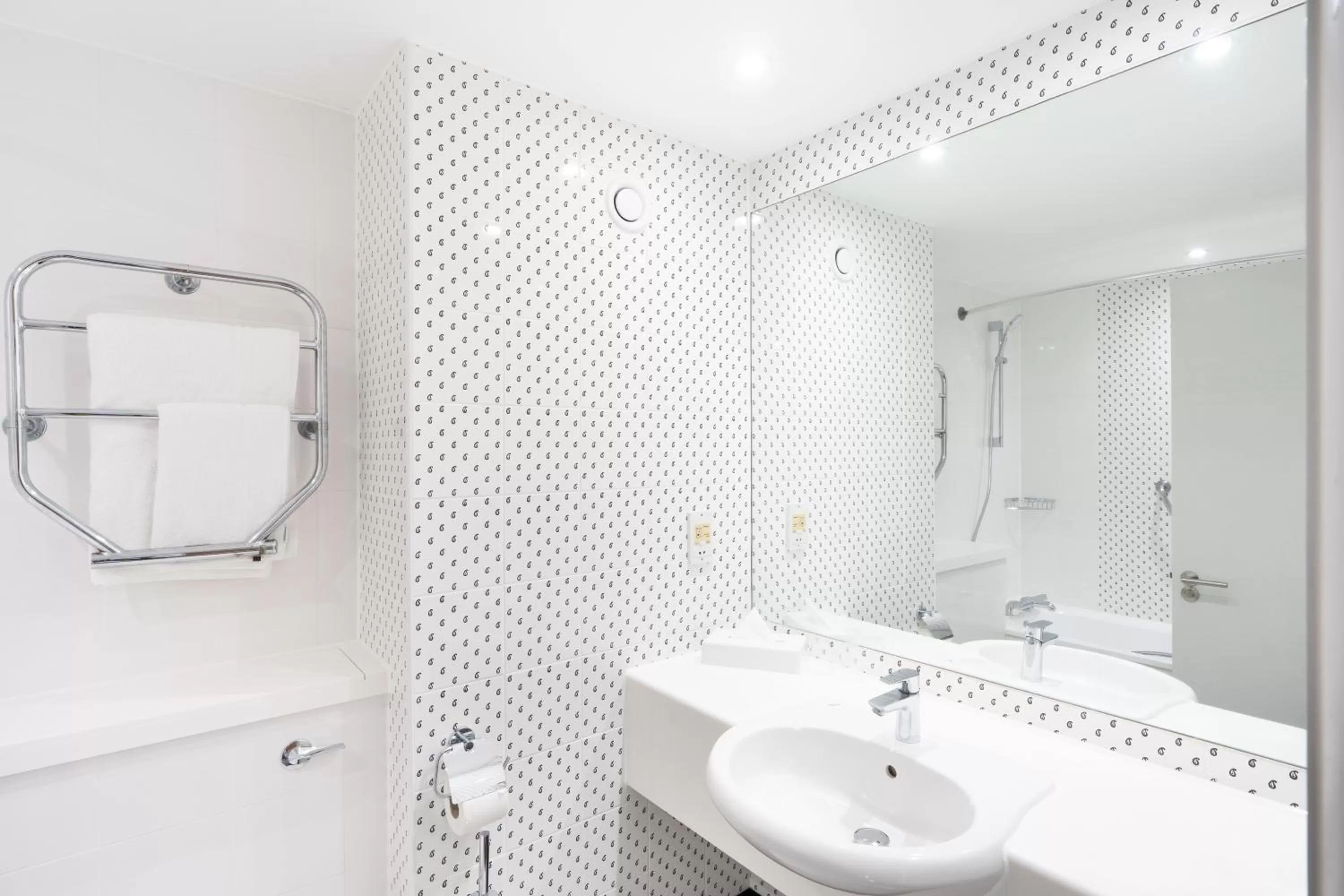 Bathroom in Holiday Inn Hemel Hempstead M1, Jct. 8 by IHG