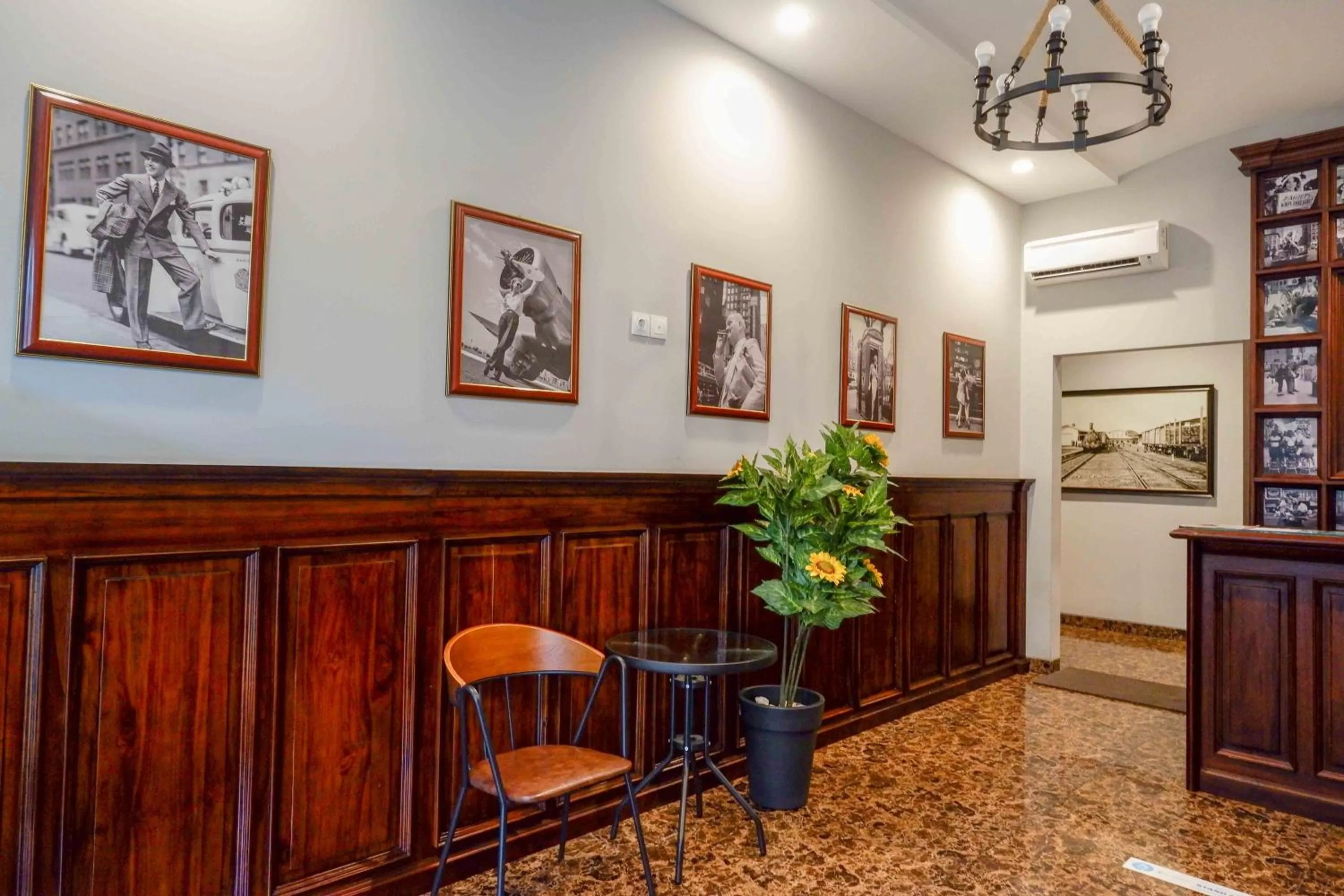 Lobby or reception in Sans Hotel Empress Simpang Lima