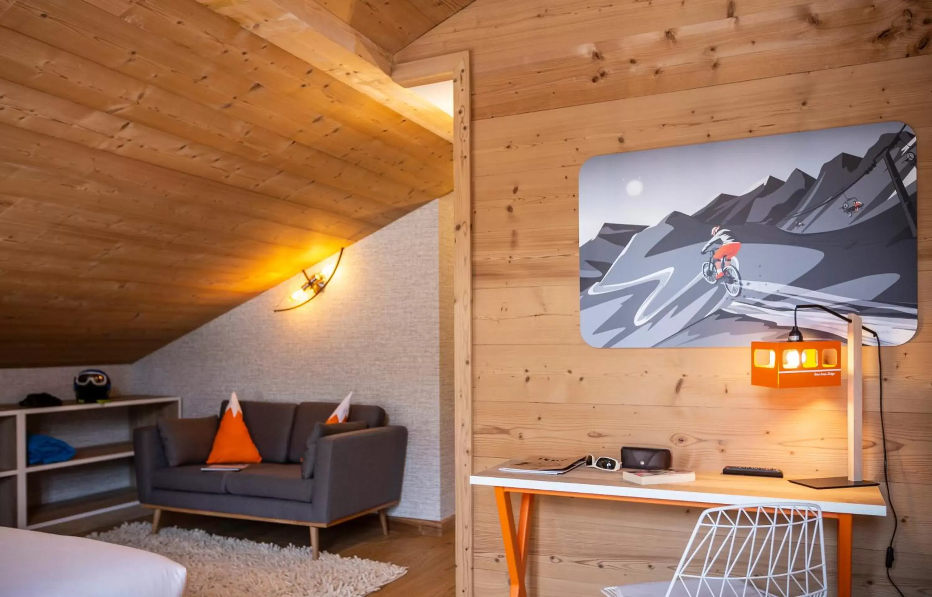 Communal lounge/ TV room in Hotel Base Camp Lodge - Bourg Saint Maurice