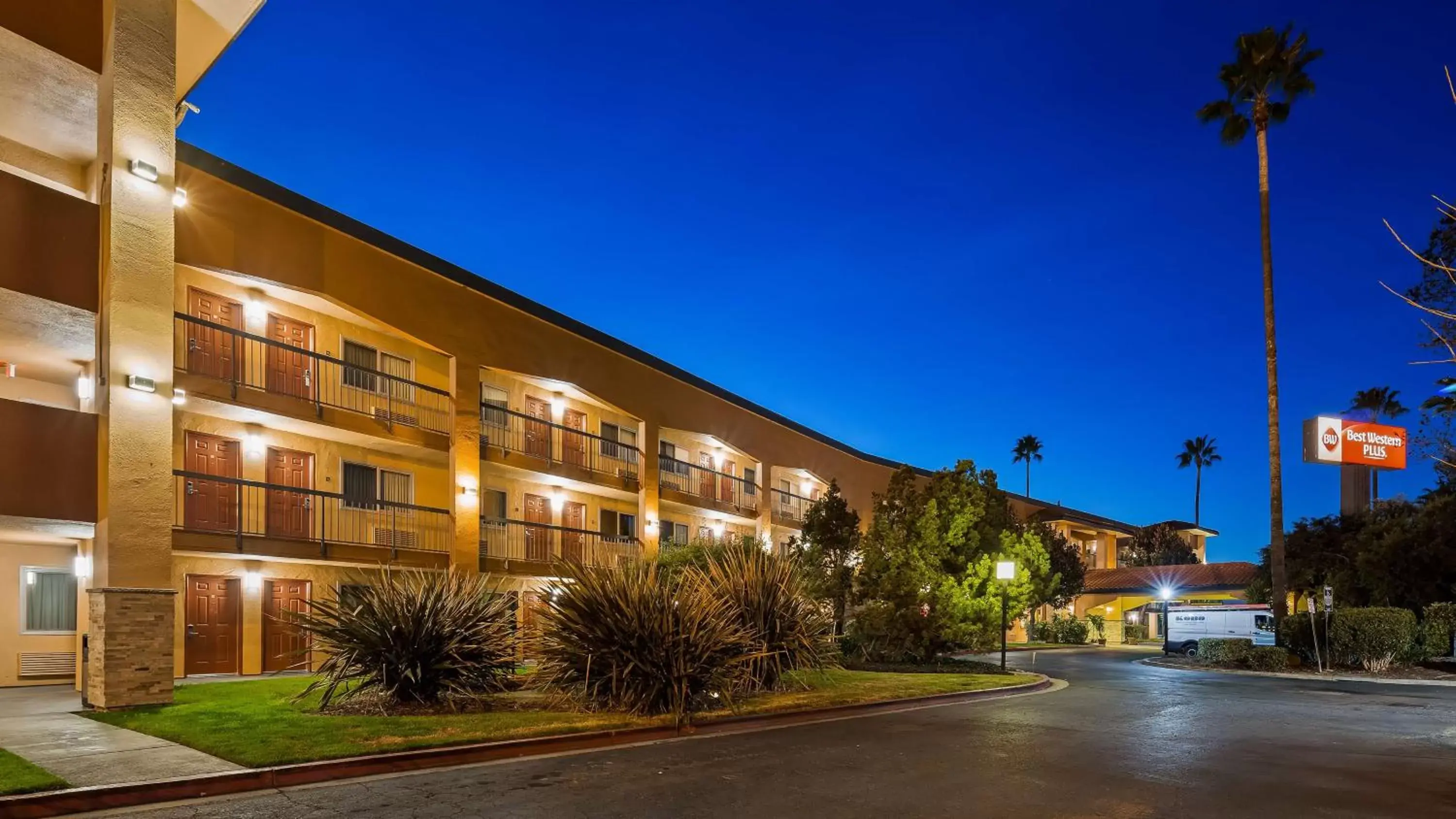 Property Building in Best Western Plus Pleasanton Inn