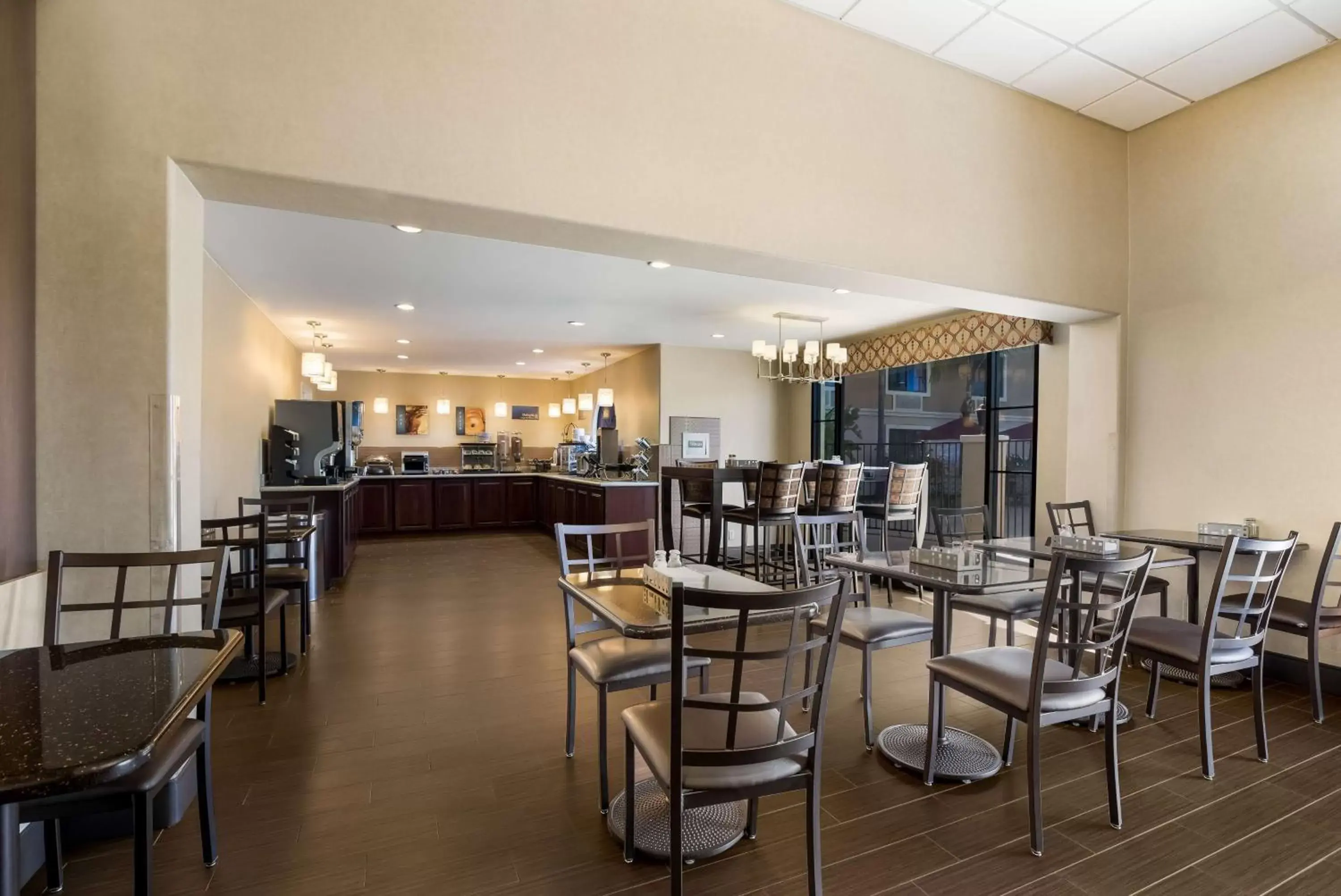 Breakfast, Restaurant/Places to Eat in Best Western Escondido Hotel