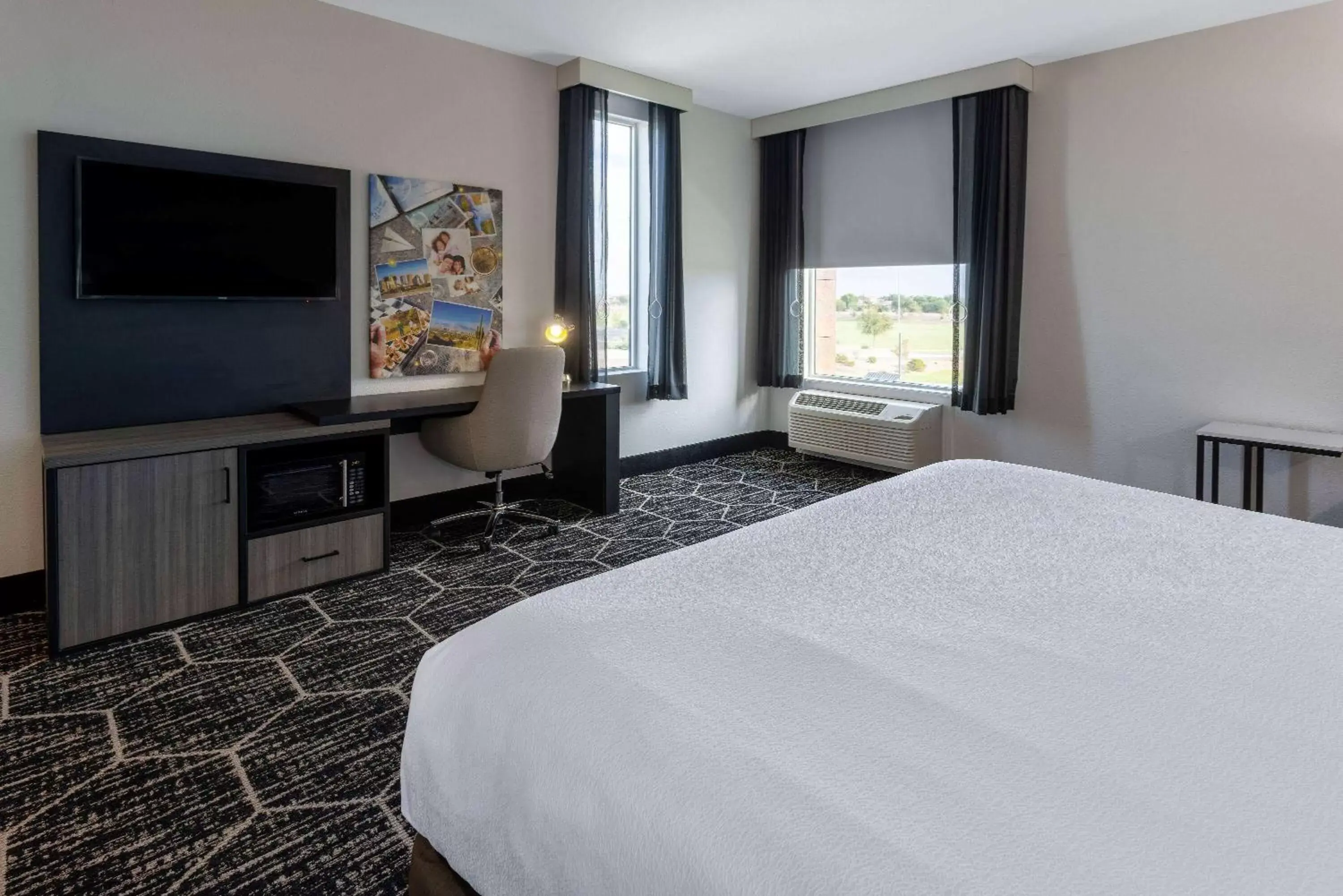 King Room with Roll-In Shower - Mobility Access/Non-Smoking in La Quinta Inn & Suites by Wyndham Maricopa Copper Sky King Room with Roll-In Shower - Mobility Access/Non-Smoking in La Quinta Inn & Suites by Wyndham Maricopa Copper Sky