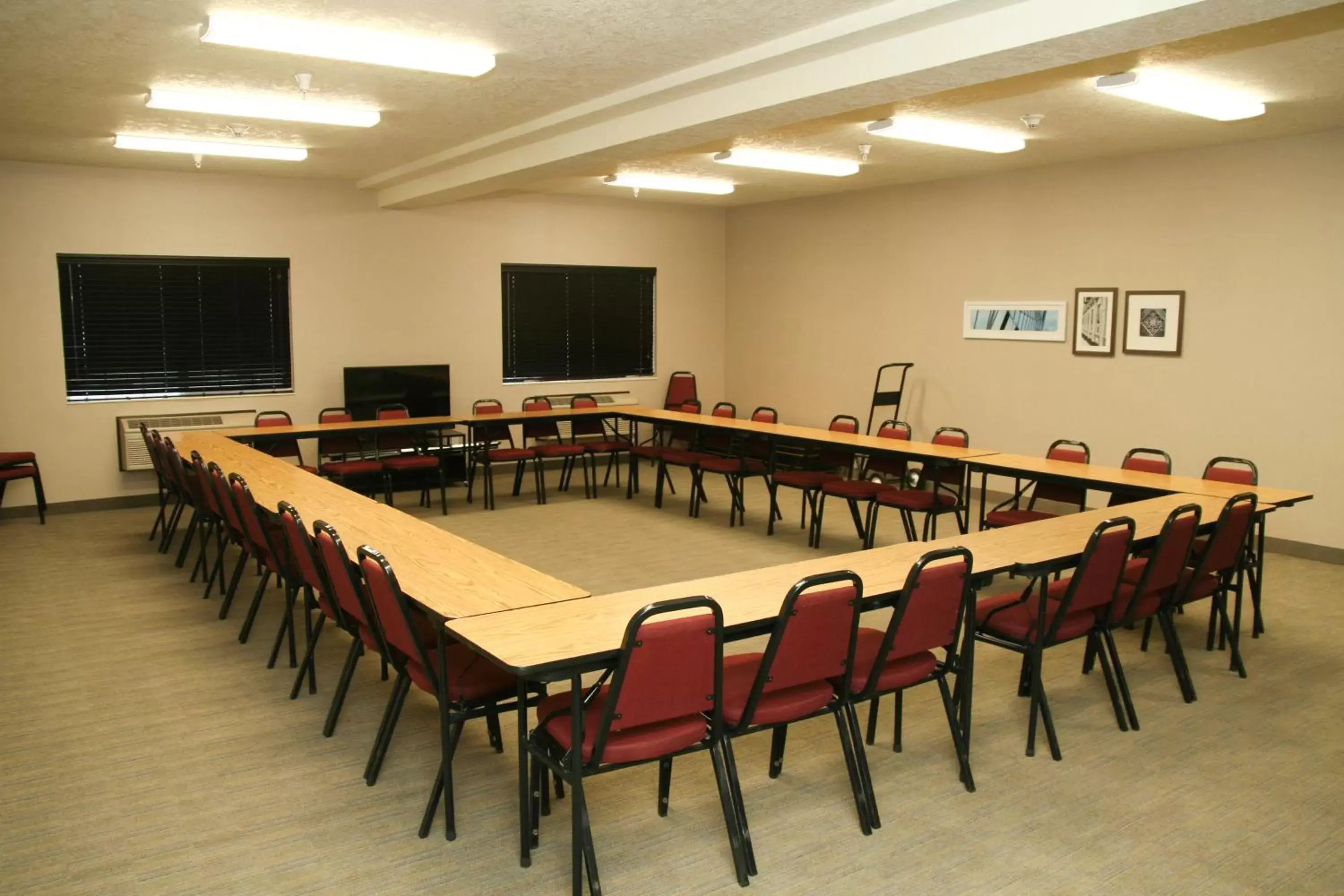 Meeting/conference room in Country Inn & Suites by Radisson, Prineville, OR