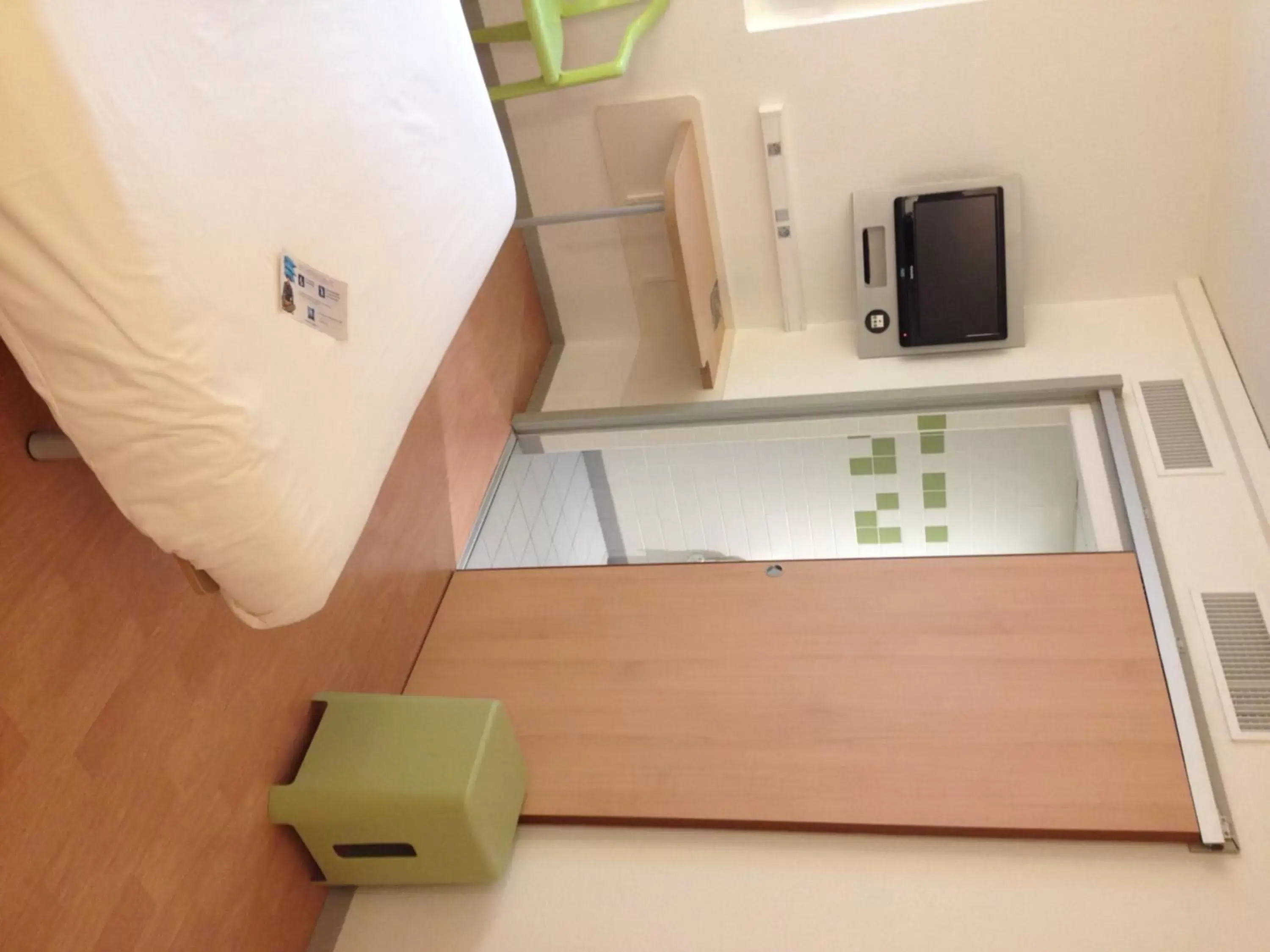 Staff, Bathroom in ibis budget Saint-Quentin Centre Gare