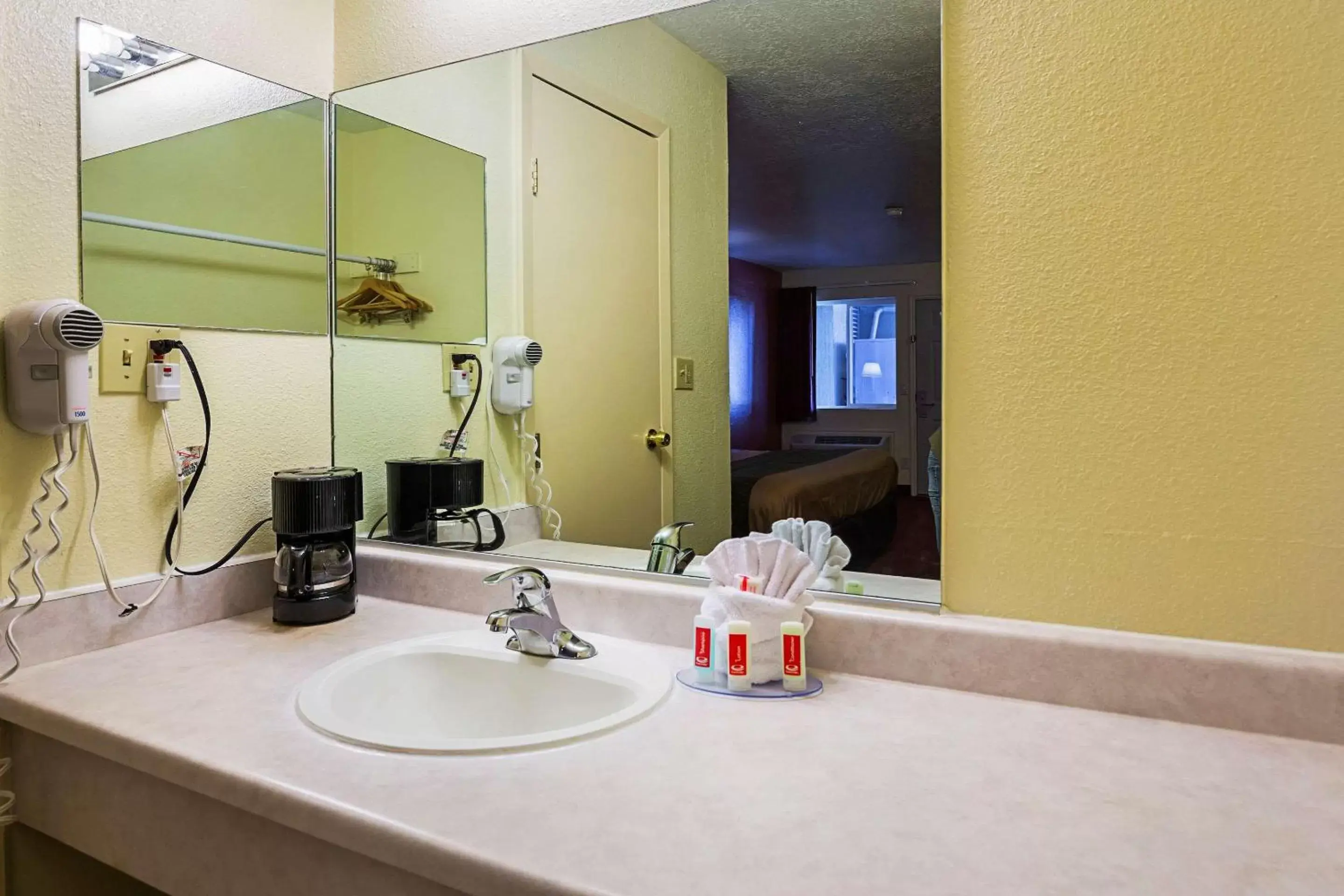 Bathroom in Econo Lodge Hurricane - Zion National Park Area