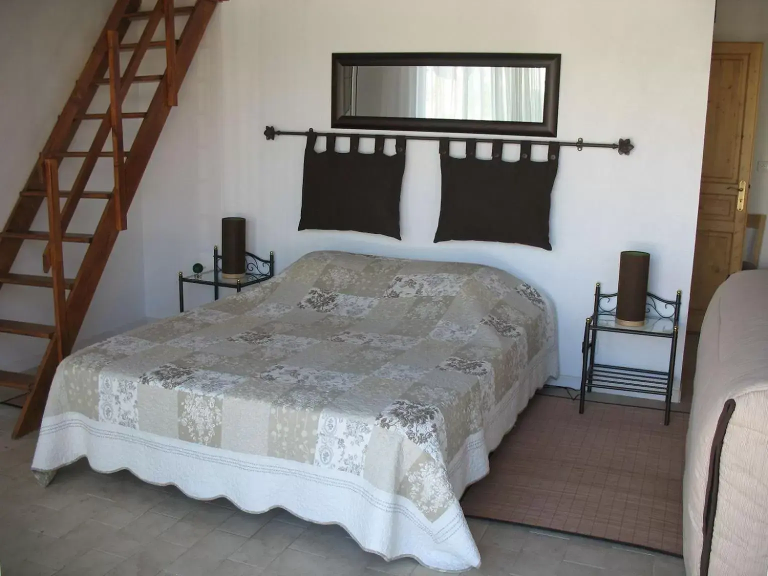 Photo of the whole room, Bed in Chambre d'hôtes "La Bastide des Eucalyptus"