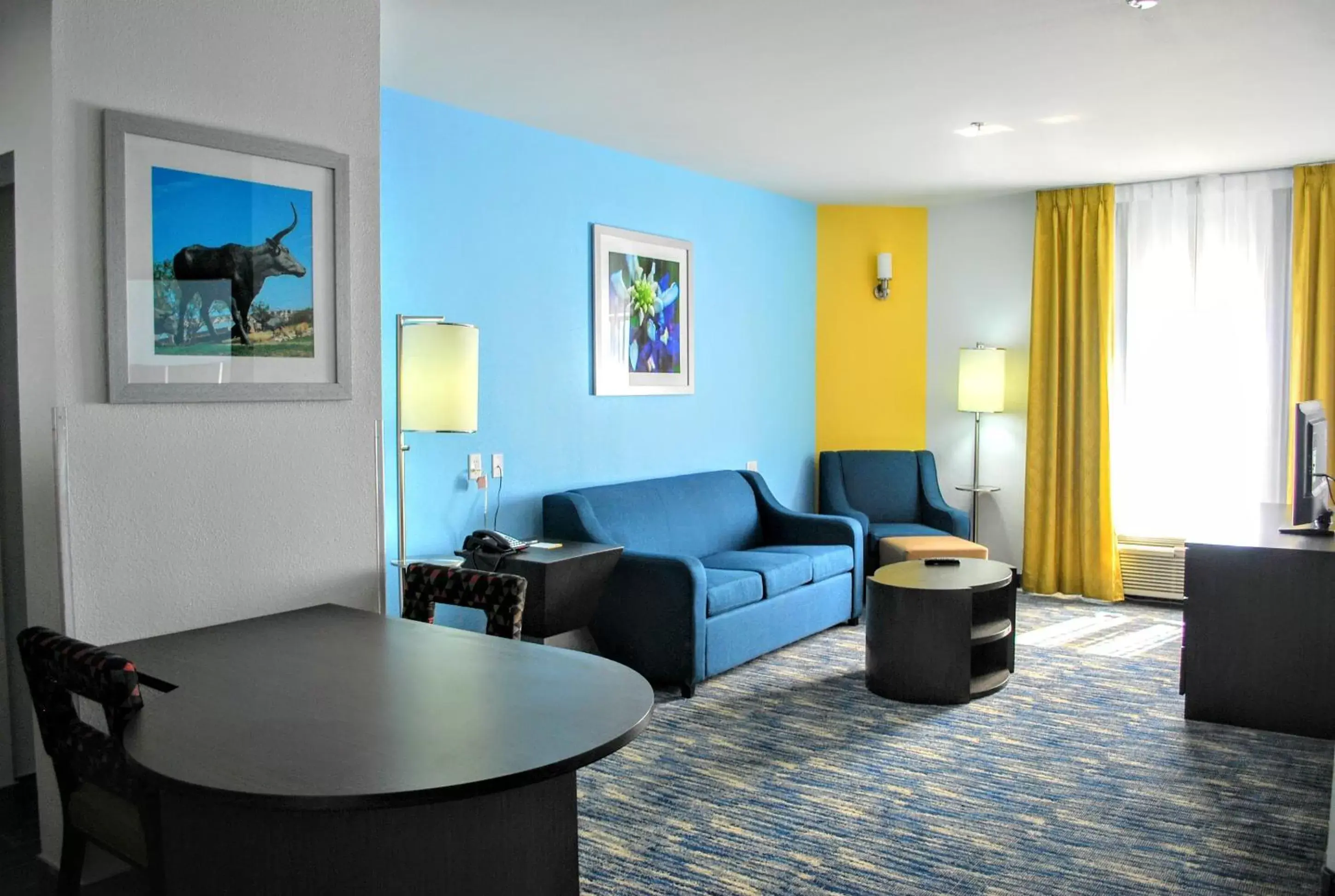 Living room, Seating Area in Days Inn & Suites by Wyndham Lubbock Medical Center