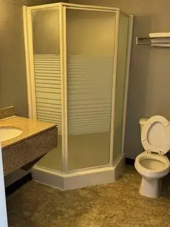 Bathroom in Capital O Hotel Richmond Hill/Savannah area I-95