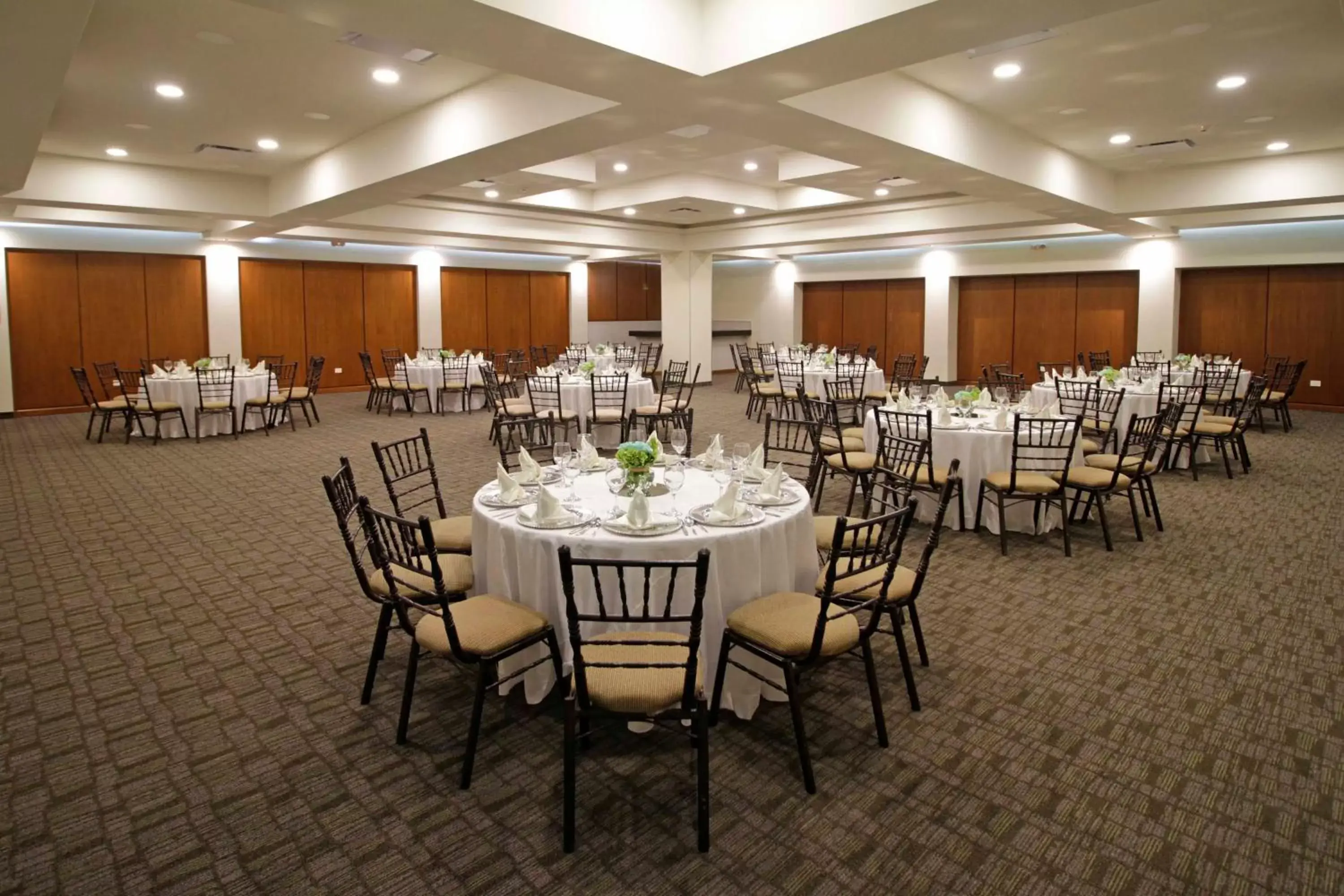 Meeting/conference room, Restaurant/Places to Eat in Holiday Inn Monterrey Norte, an IHG Hotel