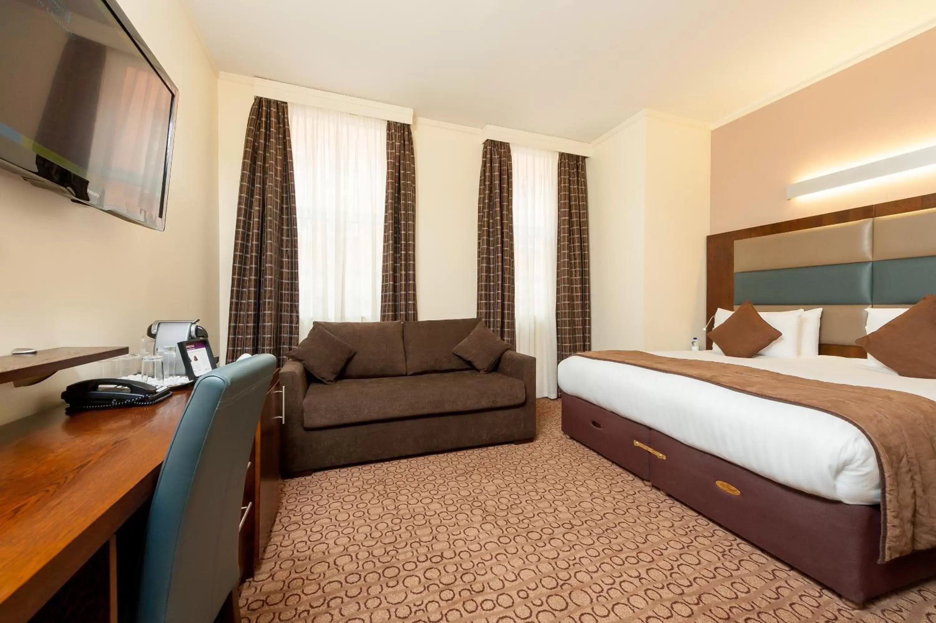 Bed in Mercure London Paddington Hotel