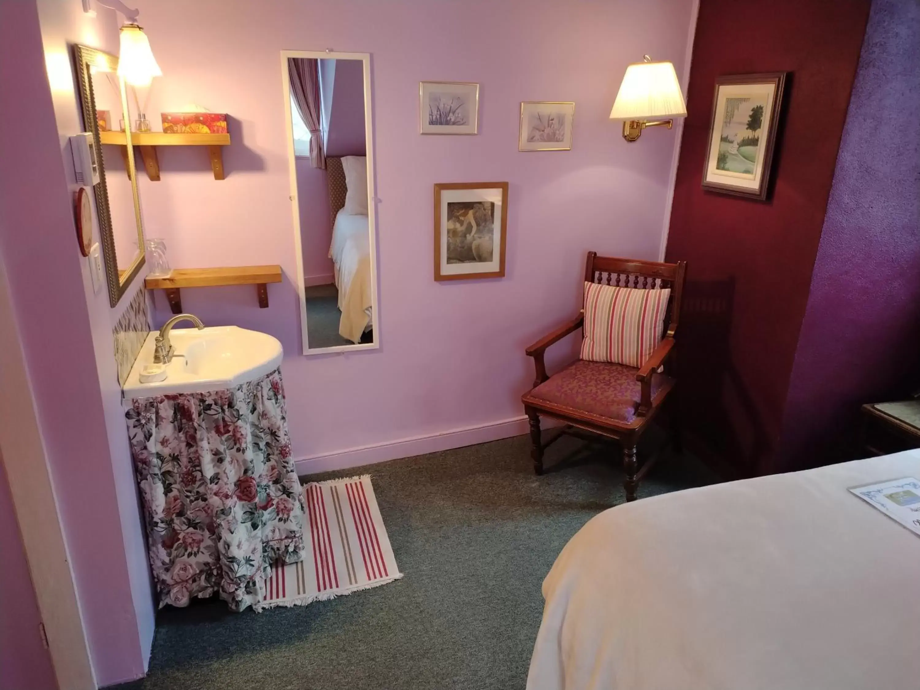 Photo of the whole room, Seating Area in Auberge La Châtelaine