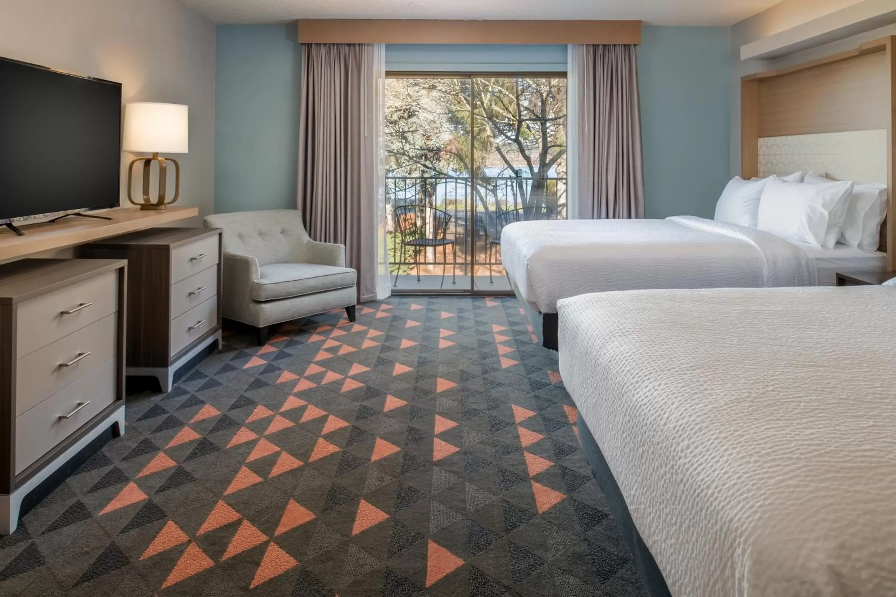 Bedroom, TV/Entertainment Center in Holiday Inn - Portland - Columbia Riverfront, an IHG Hotel