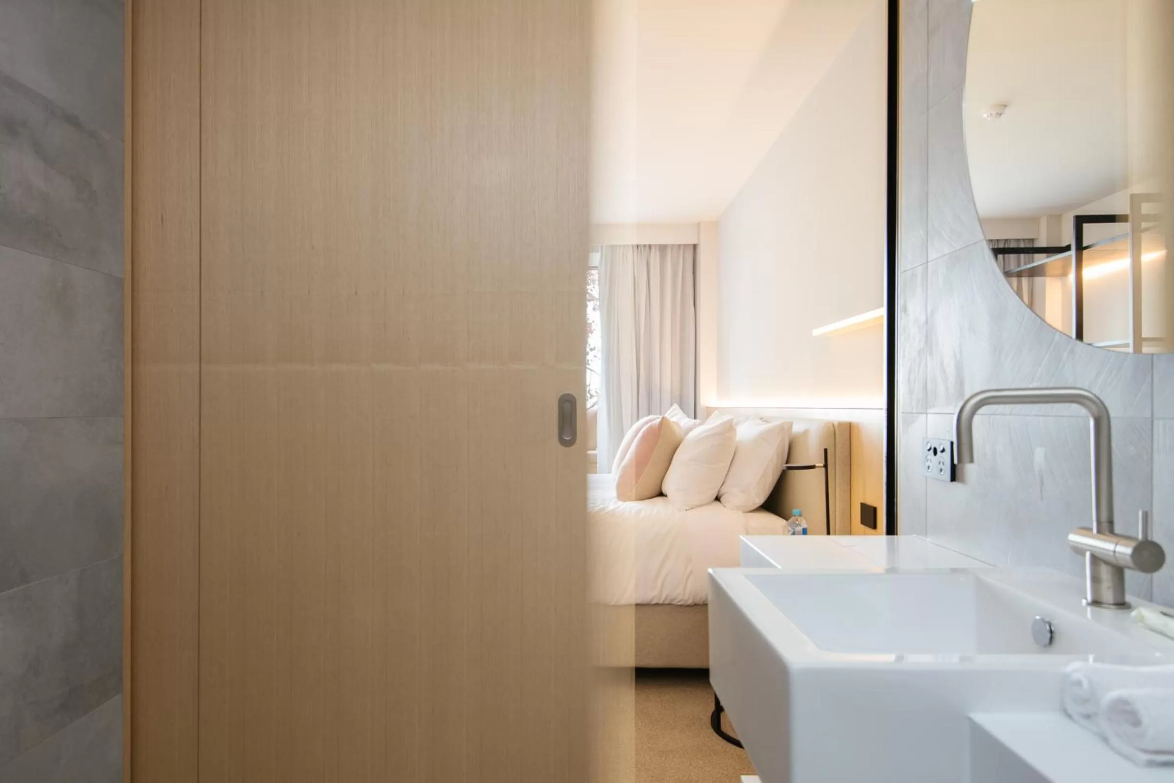 Bathroom, Bed in Quay Perth