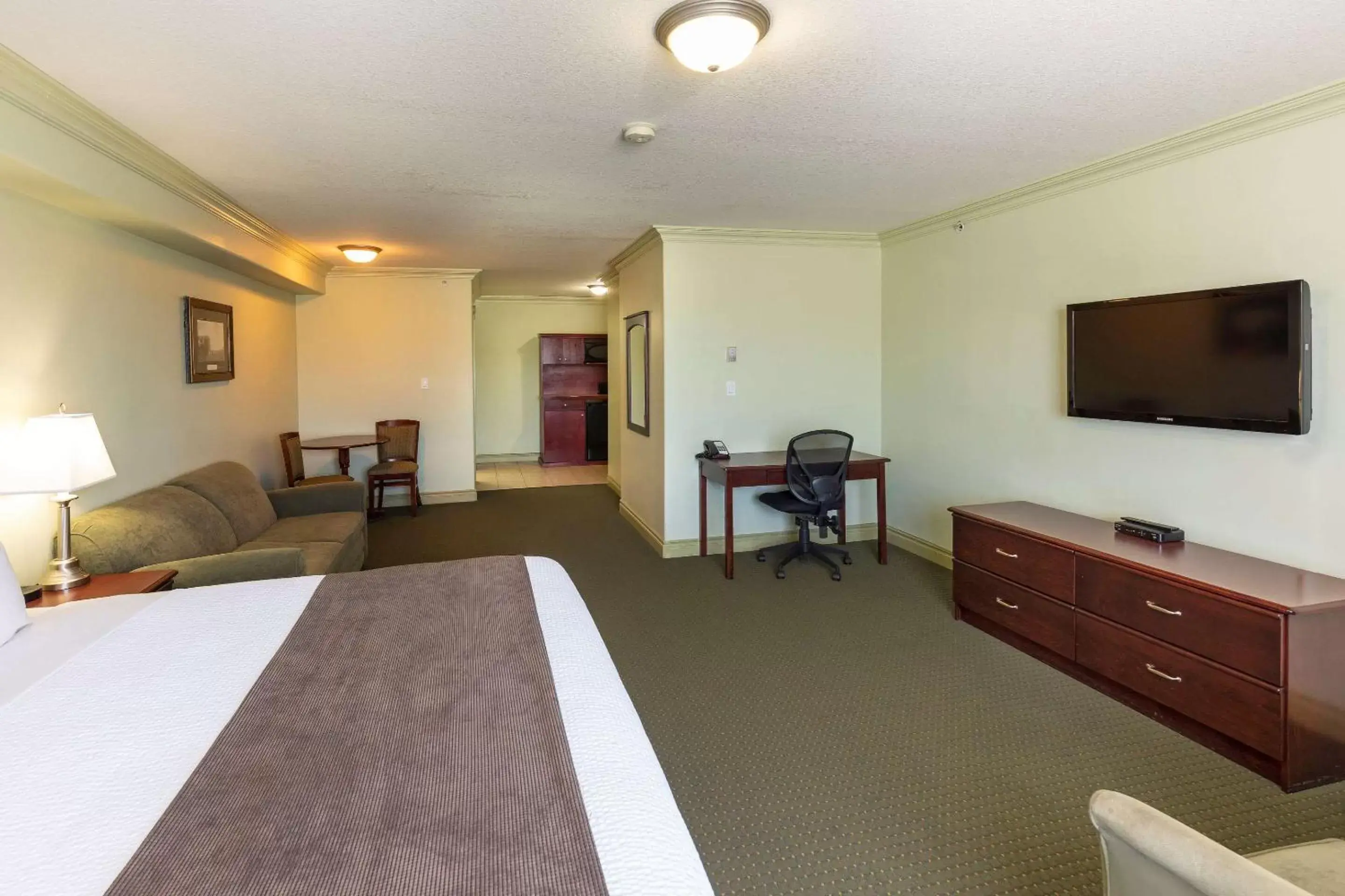 Bedroom, TV/Entertainment Center in Quality Inn & Suites