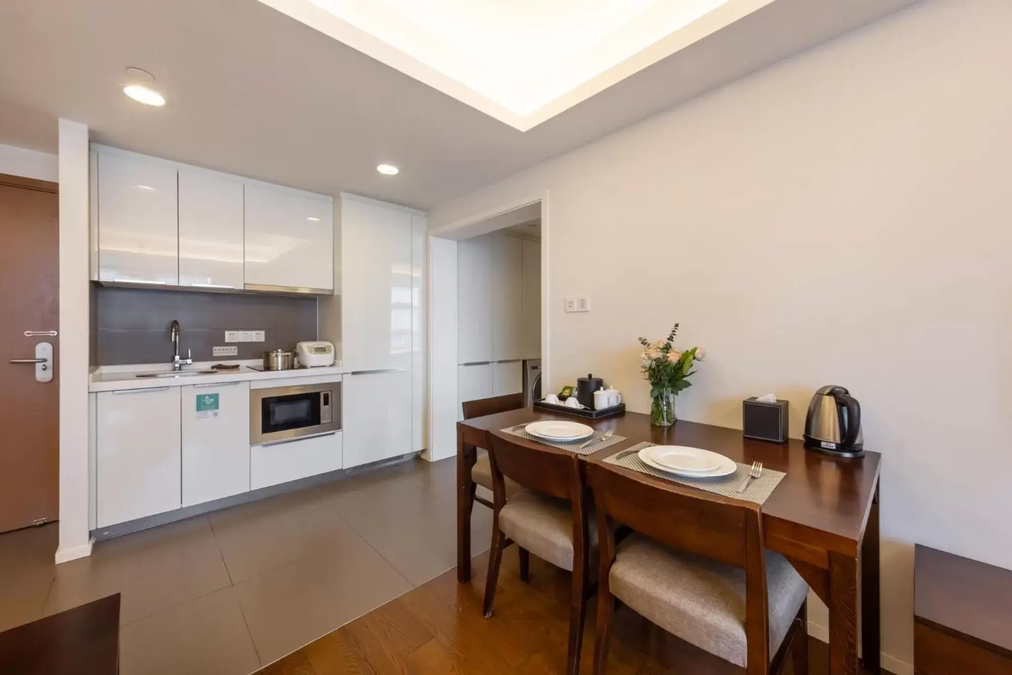 Photo of the whole room, Kitchen/Kitchenette in Starr Hotel Shanghai (Shanghai Railway Station)