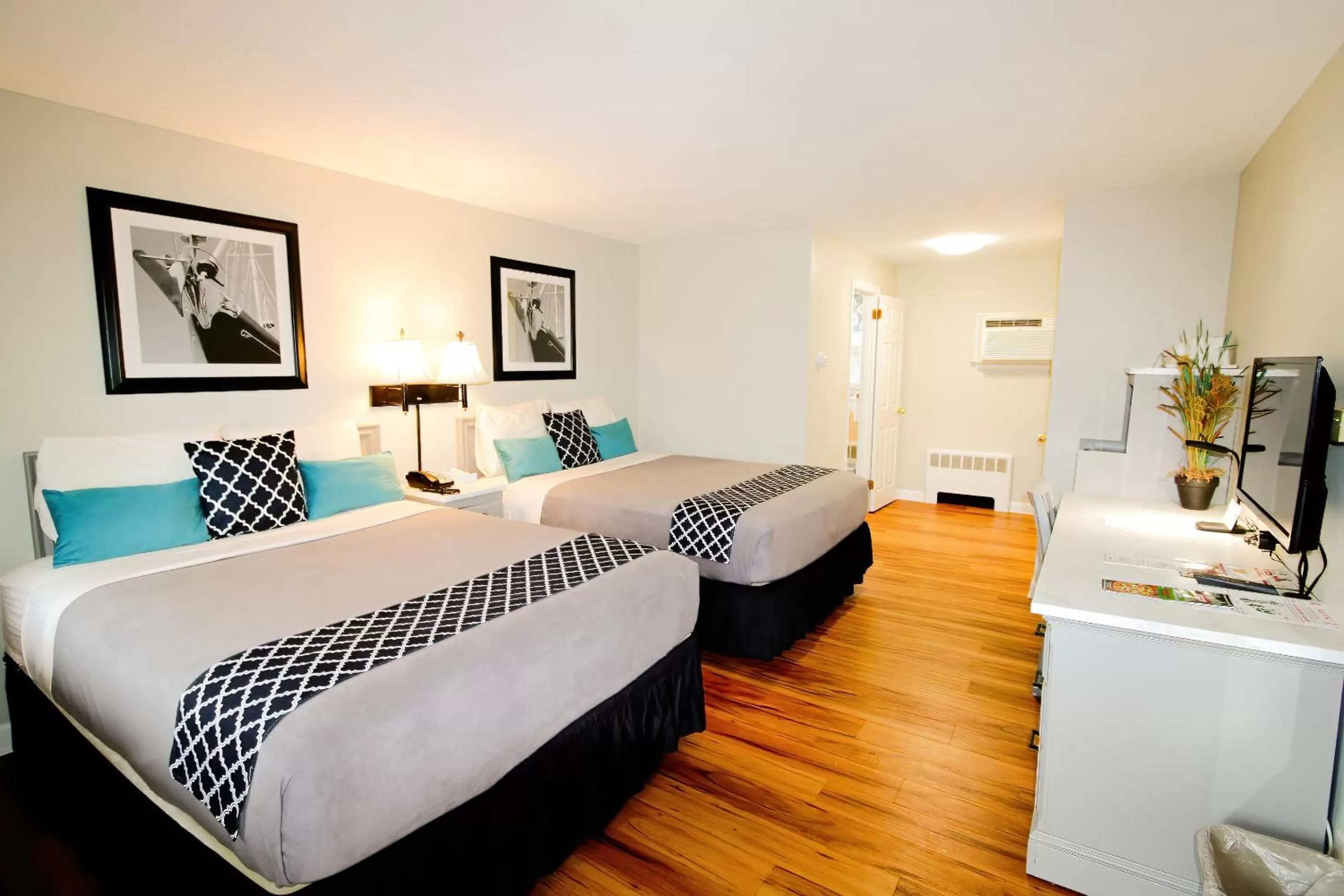 Bed in Colonial Inn Seekonk