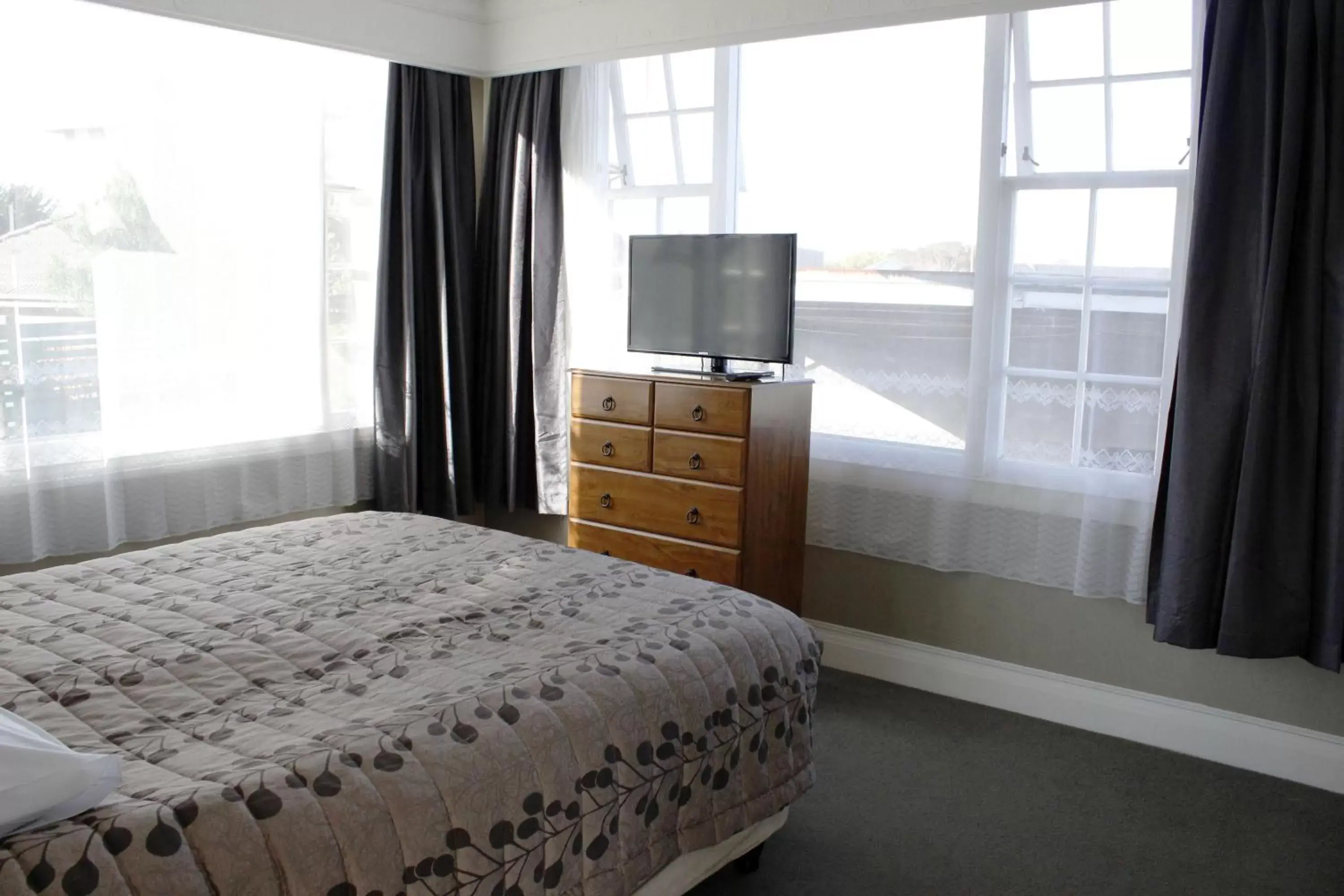 Bedroom, Bed in Colonial Motel