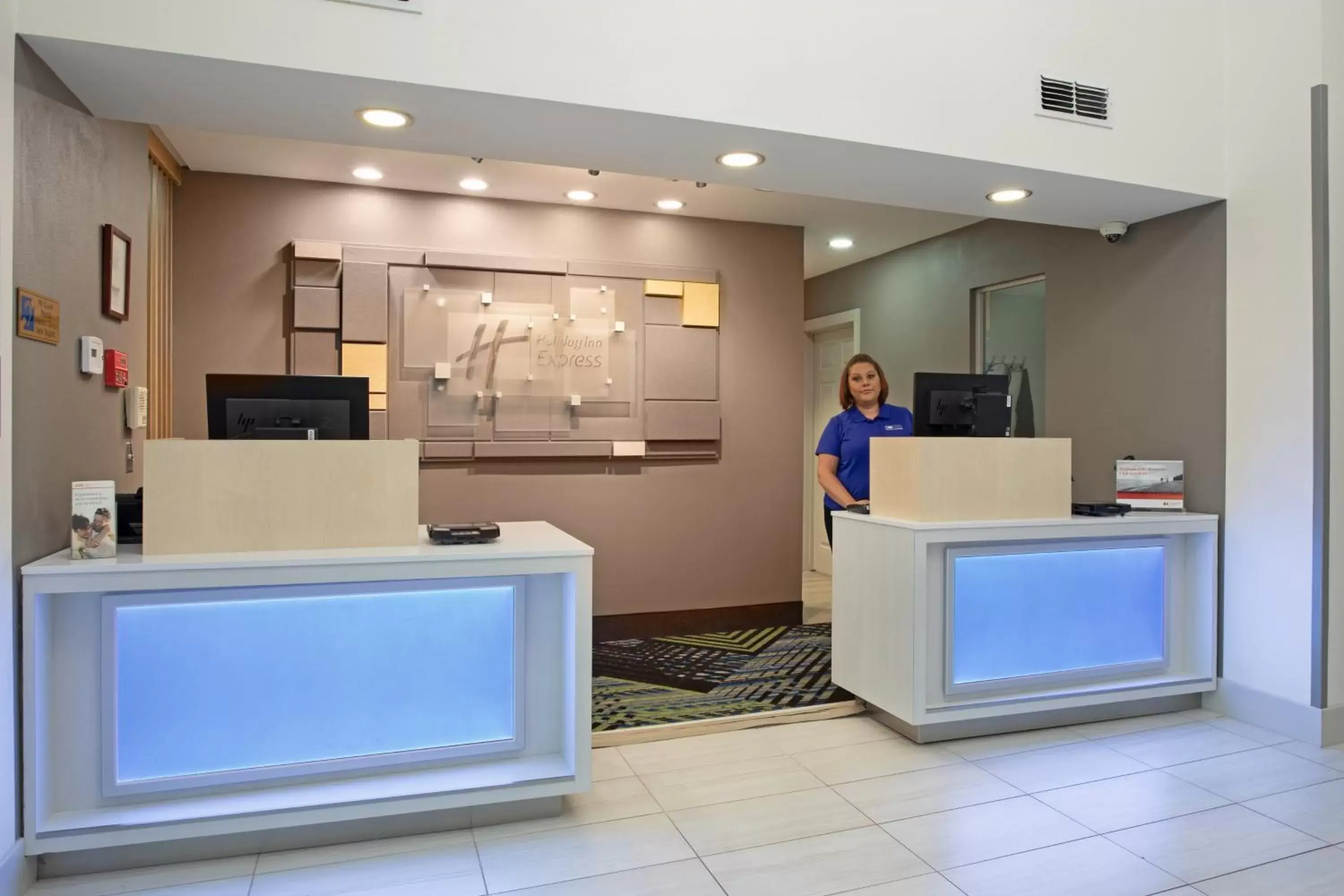 Property building, Lobby/Reception in Holiday Inn Express Yreka-Shasta Area, an IHG Hotel