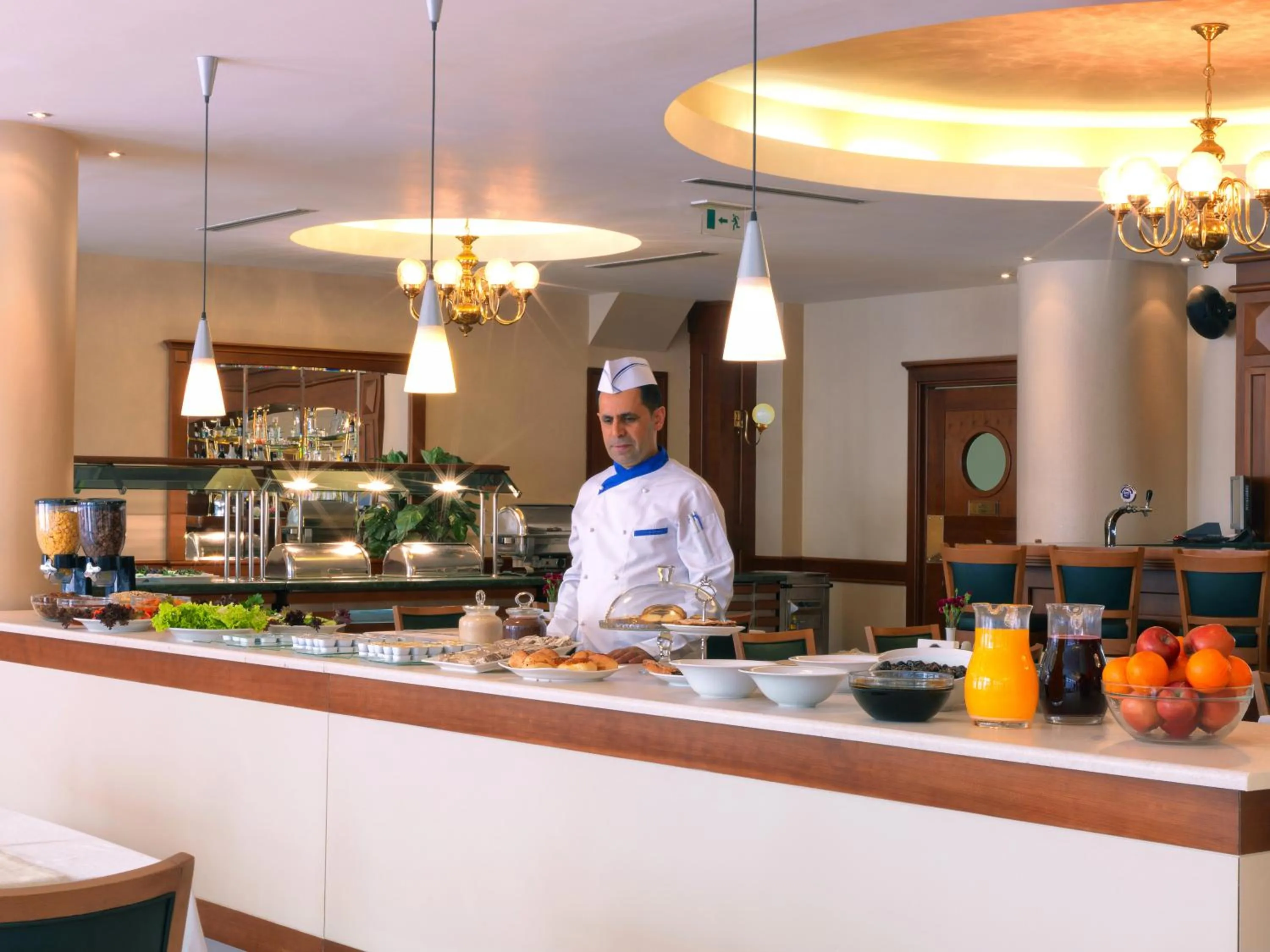 Restaurant/places to eat in Taksim Metropark Hotel