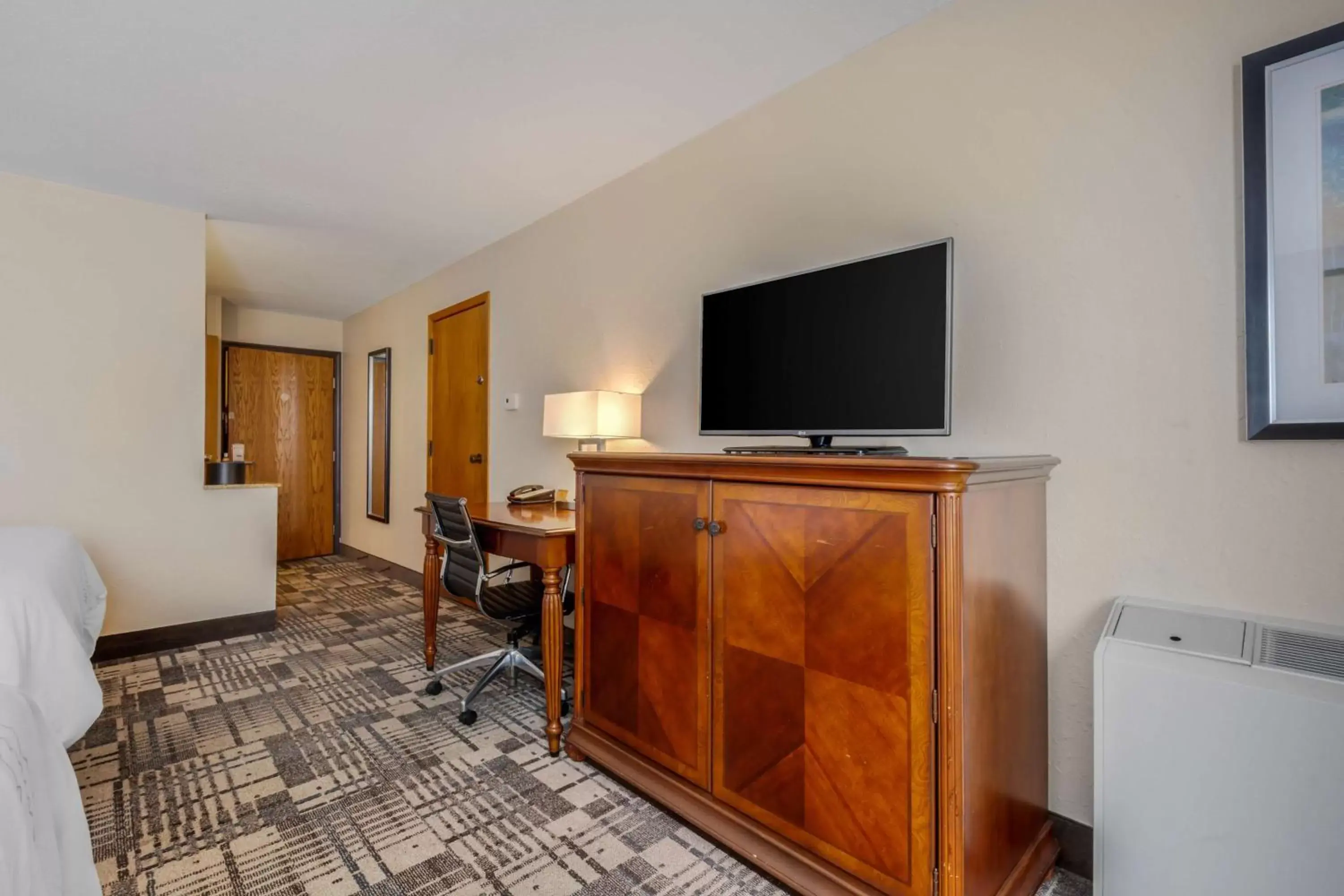 Bedroom, TV/Entertainment Center in Best Western Plus Dubuque Hotel and Conference Center