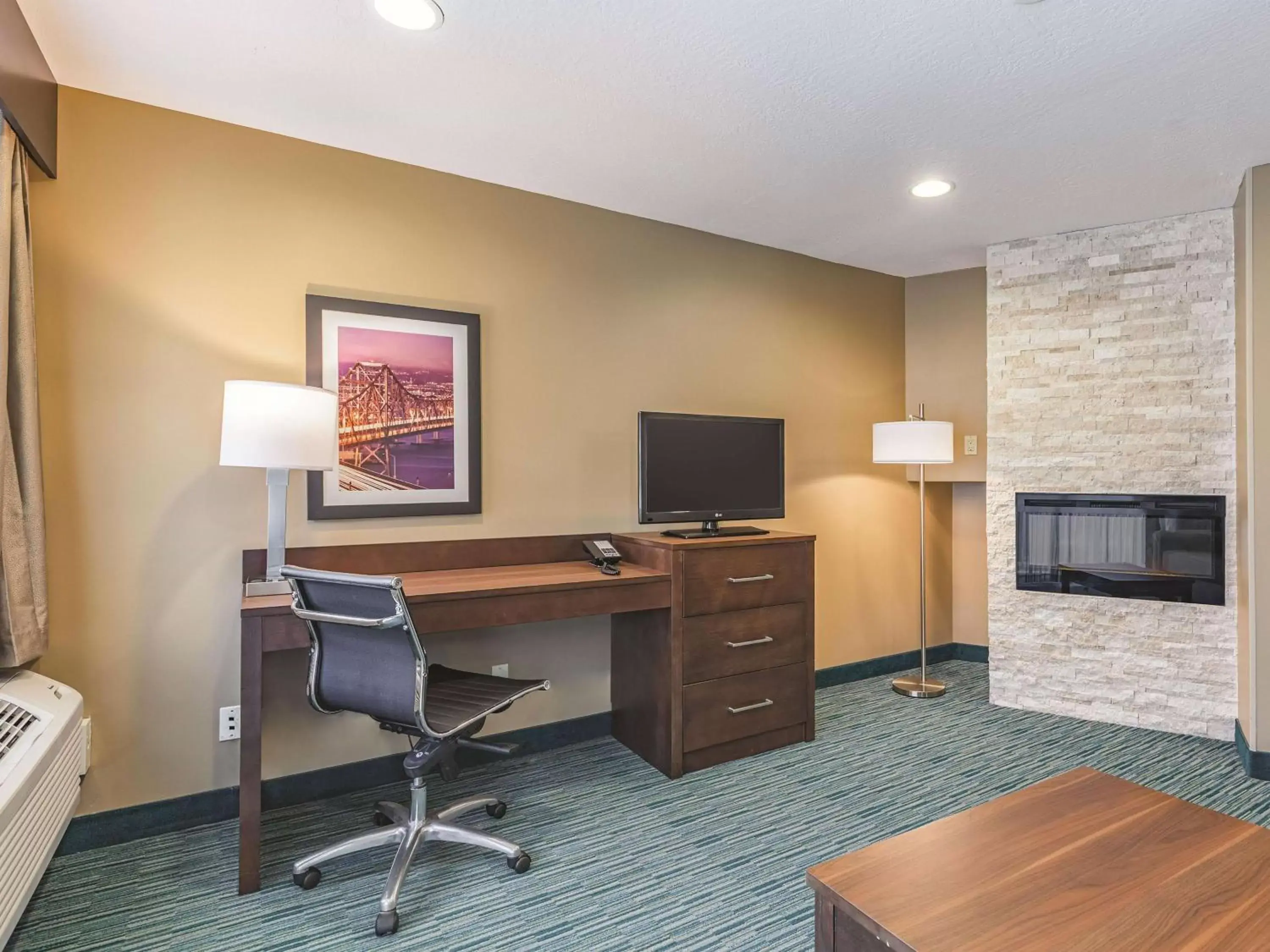 Bed, TV/Entertainment Center in La Quinta by Wyndham San Francisco Airport West