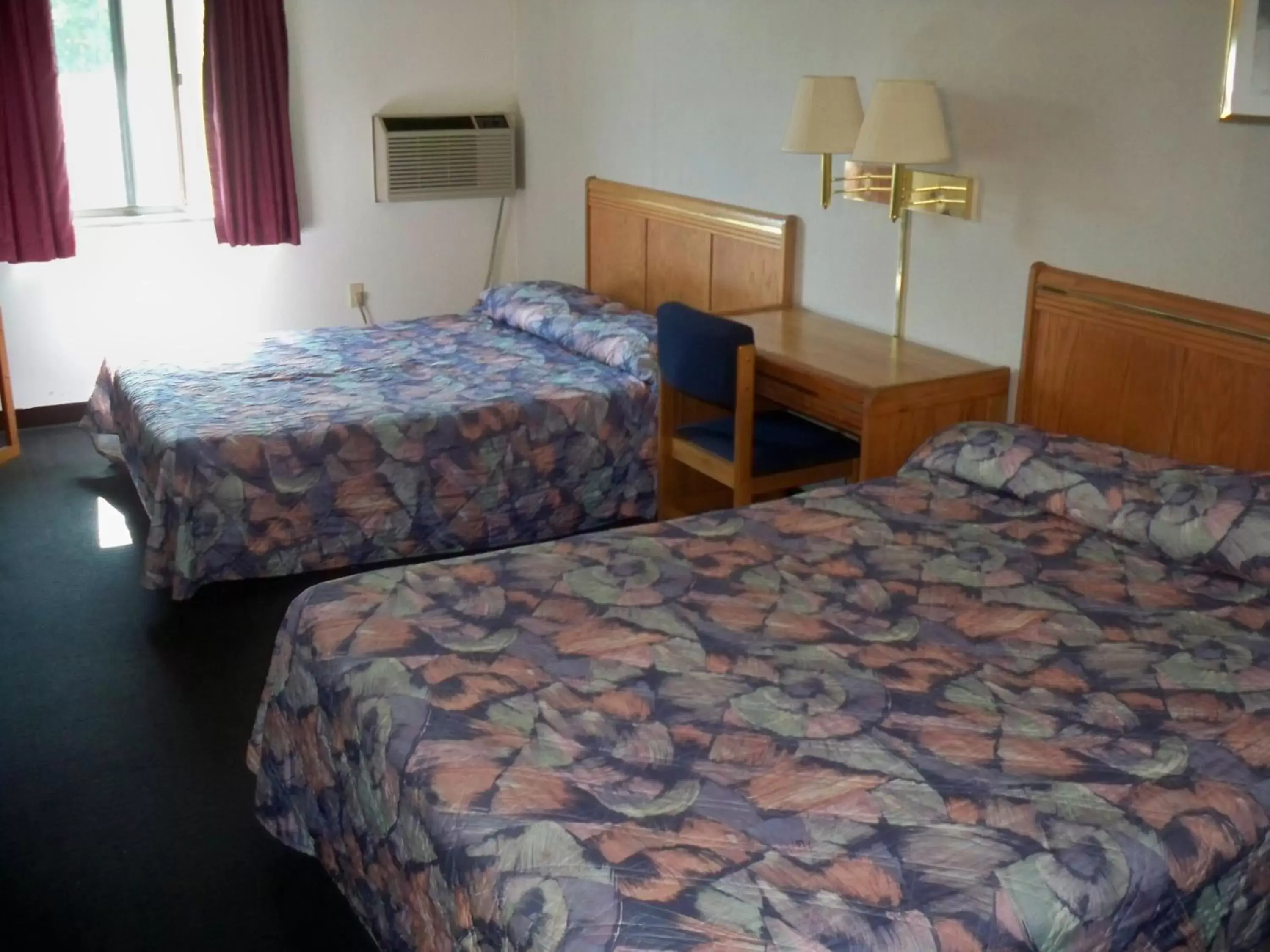 Bedroom, Bed in Economy Inn Wentzville