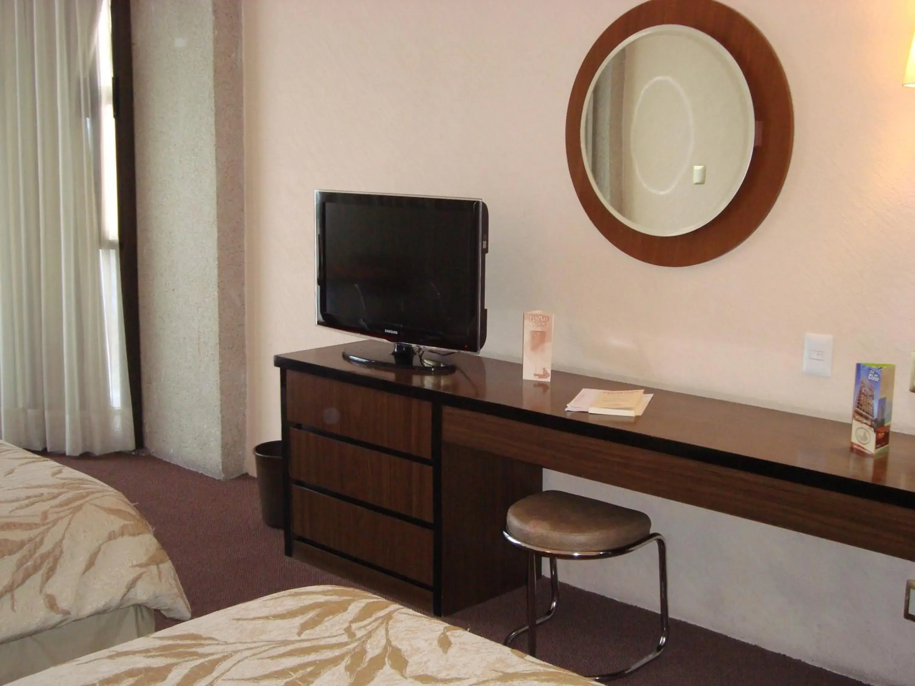 Bed, TV/Entertainment Center in Hotel Real Plaza