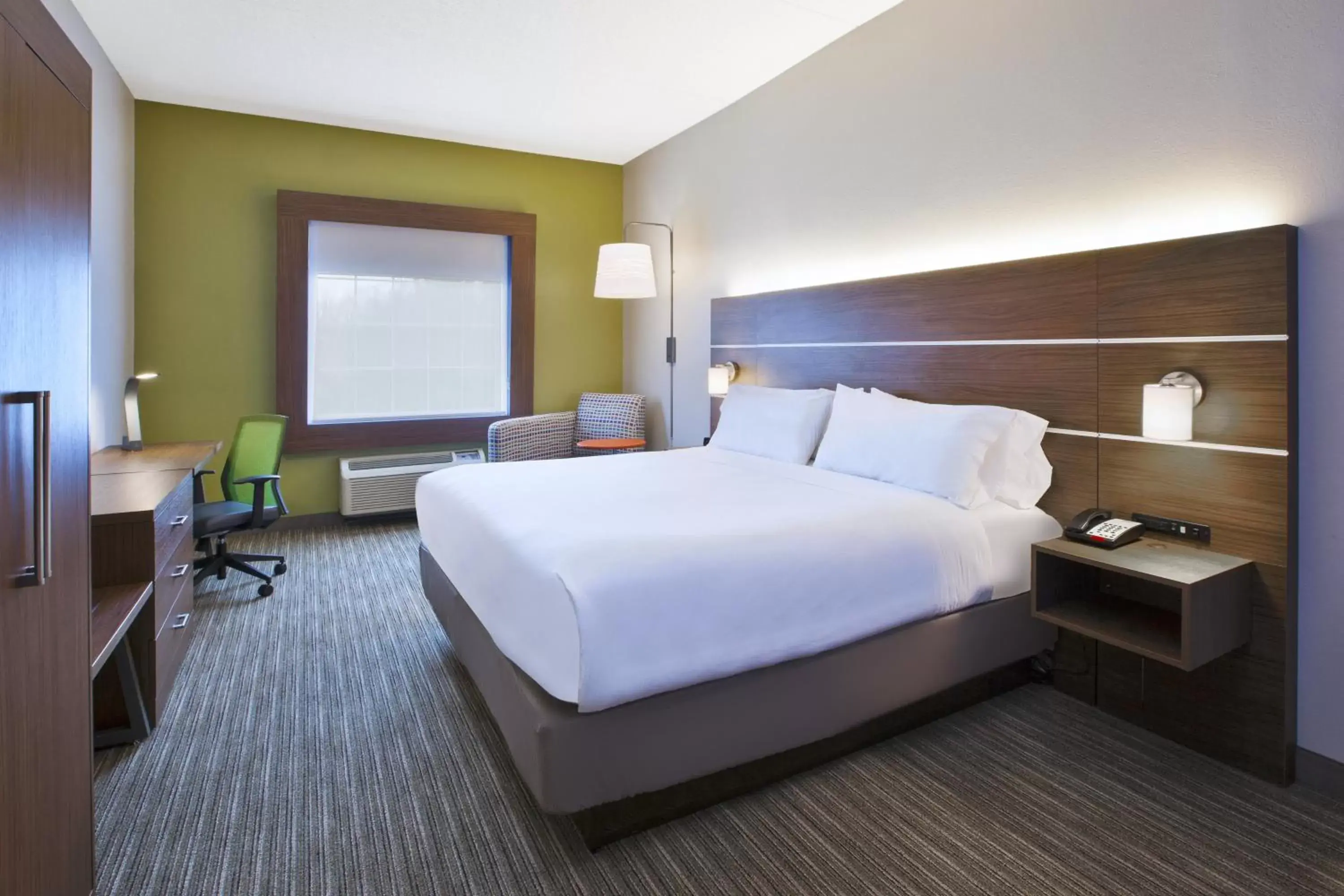 Photo of the whole room, Bed in Holiday Inn Express Hotel & Suites Manchester Conference Center, an IHG Hotel