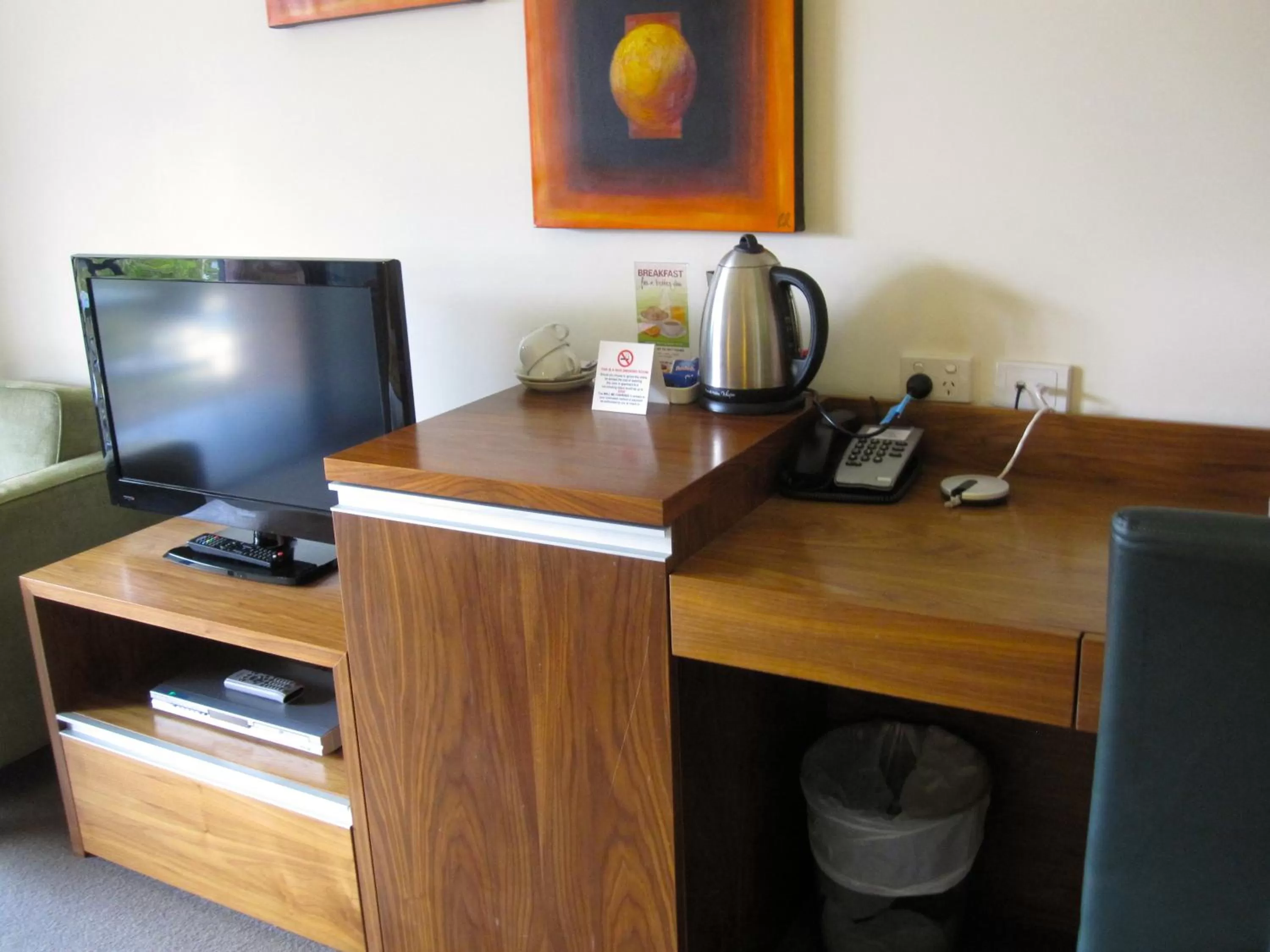 TV and multimedia, TV/Entertainment Center in Darby Park Serviced Residences