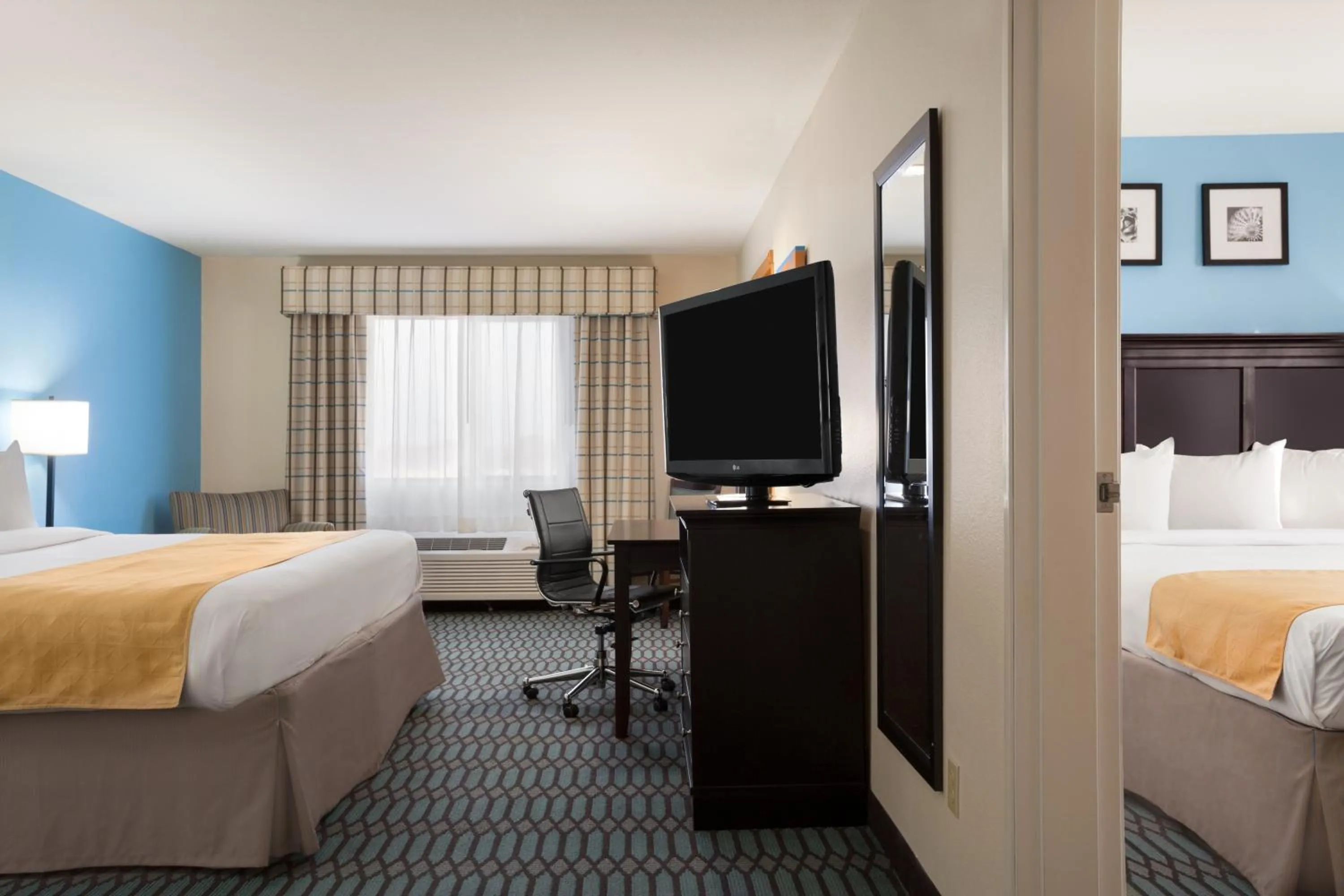 Day, Bed in Country Inn & Suites by Radisson, Lubbock, TX