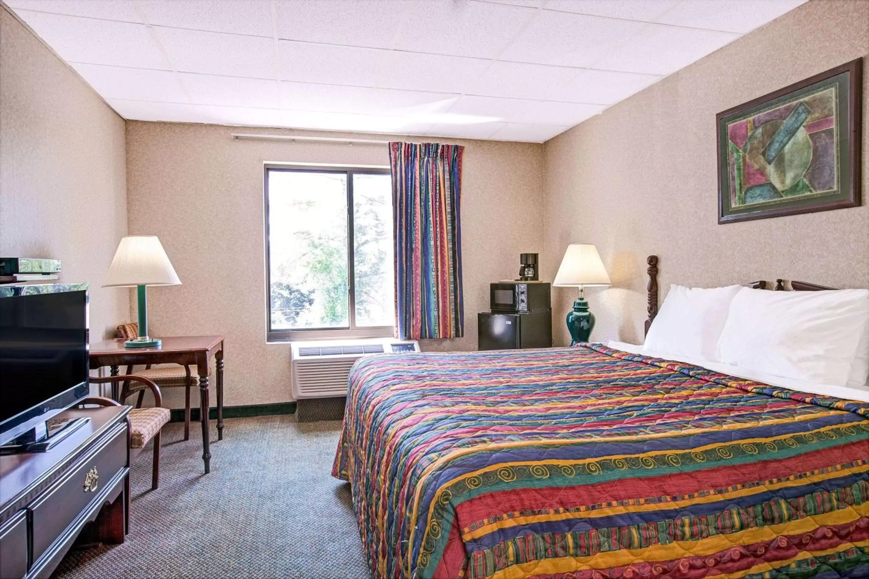 Photo of the whole room, Bed in Days Inn by Wyndham Parsippany