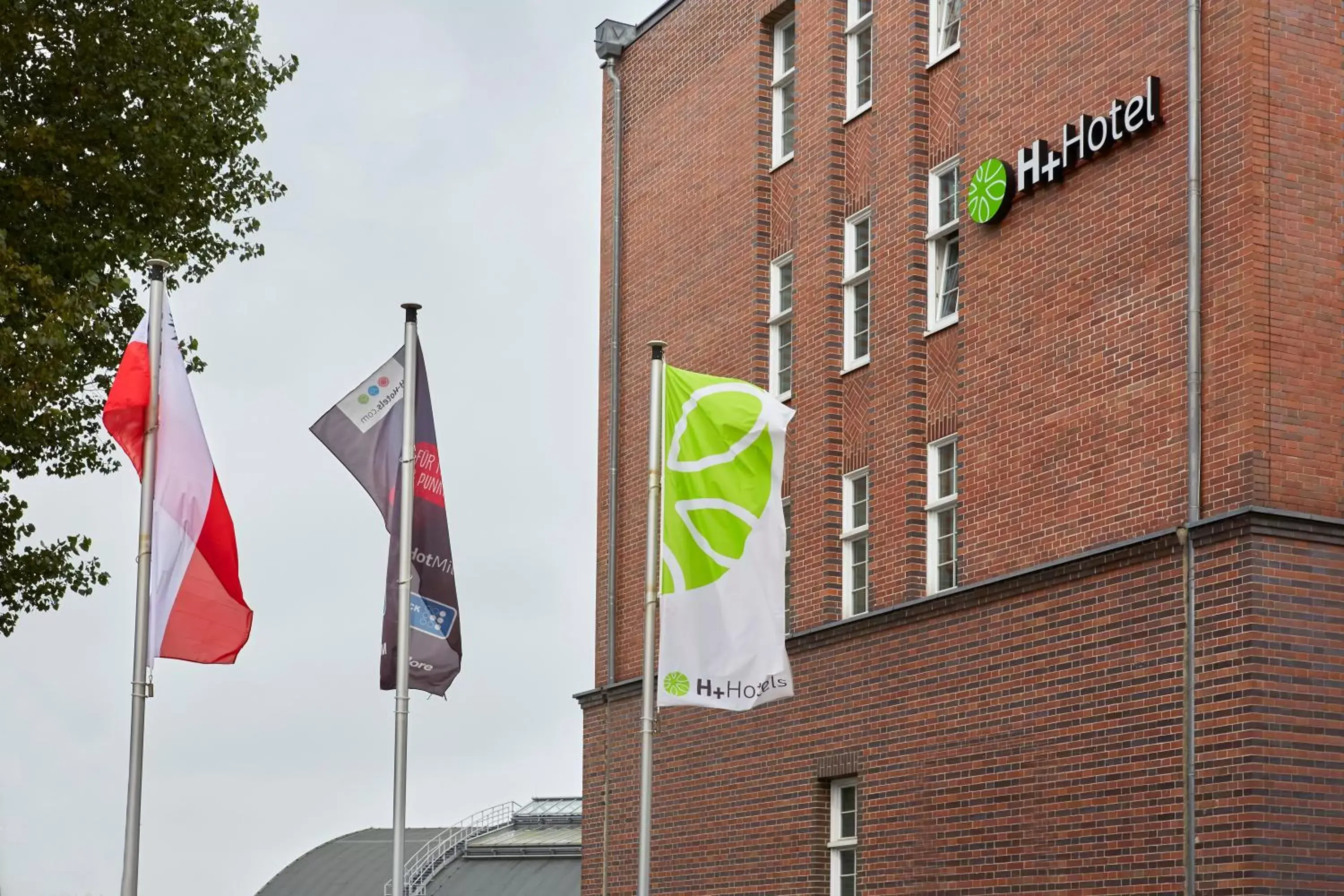 Facade/entrance, Property Logo/Sign in H+ Hotel Lübeck