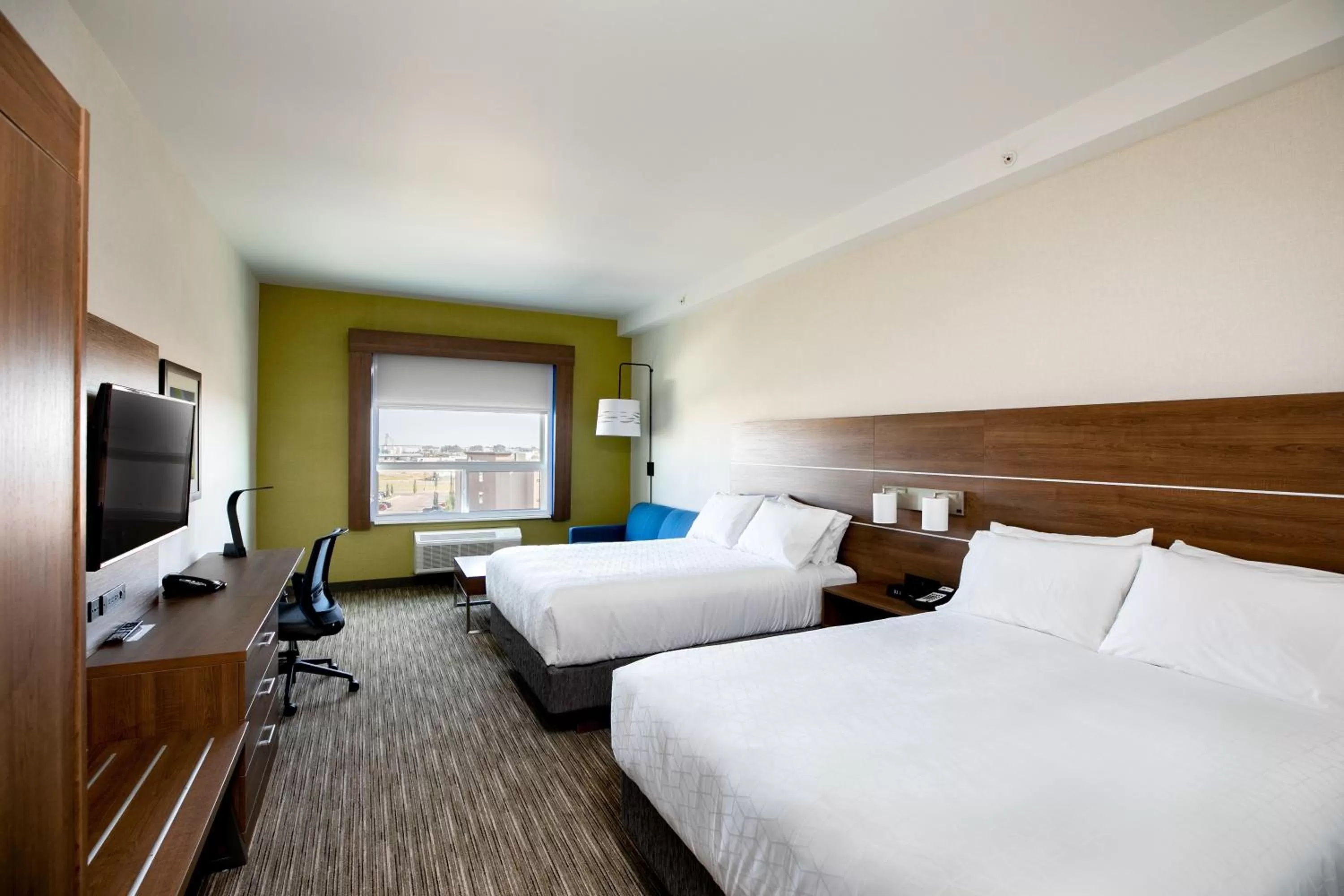 Photo of the whole room, Bed in Holiday Inn Express - Lethbridge Southeast by IHG