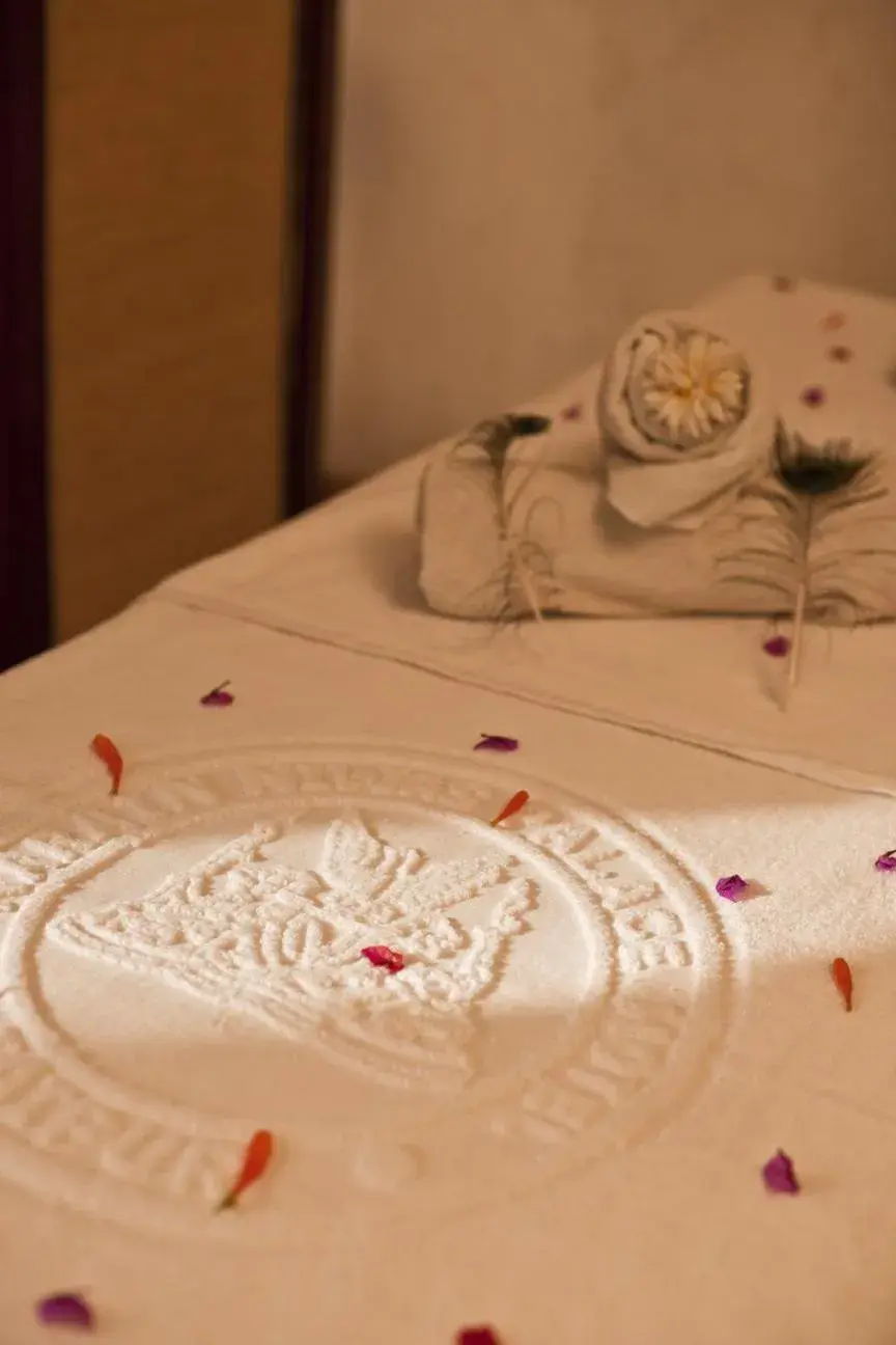 Bed, Spa/Wellness in Hotel Narain Niwas Palace