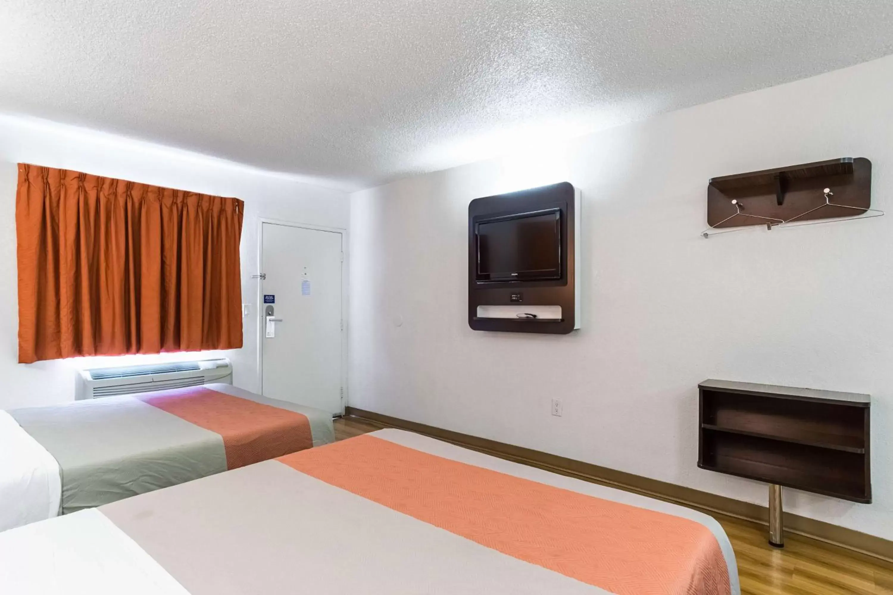 TV and multimedia, Bed in Motel 6-Long Beach, CA - International City