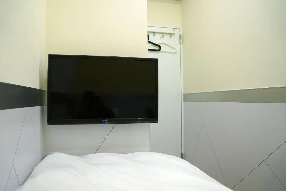 Bed, TV/Entertainment Center in Colormix Hotel and Hostel