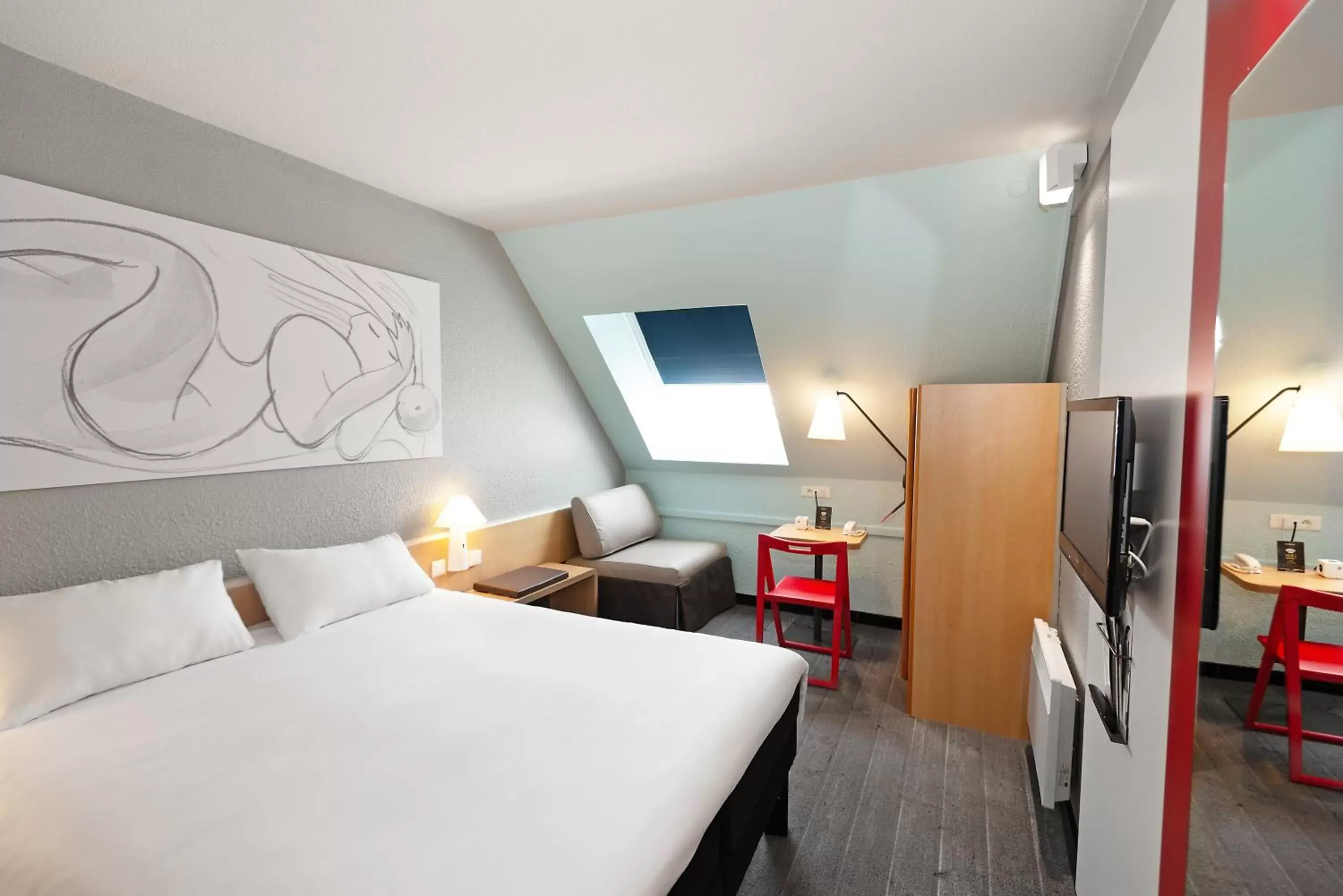 Photo of the whole room, Bed in ibis Epernay Centre Ville