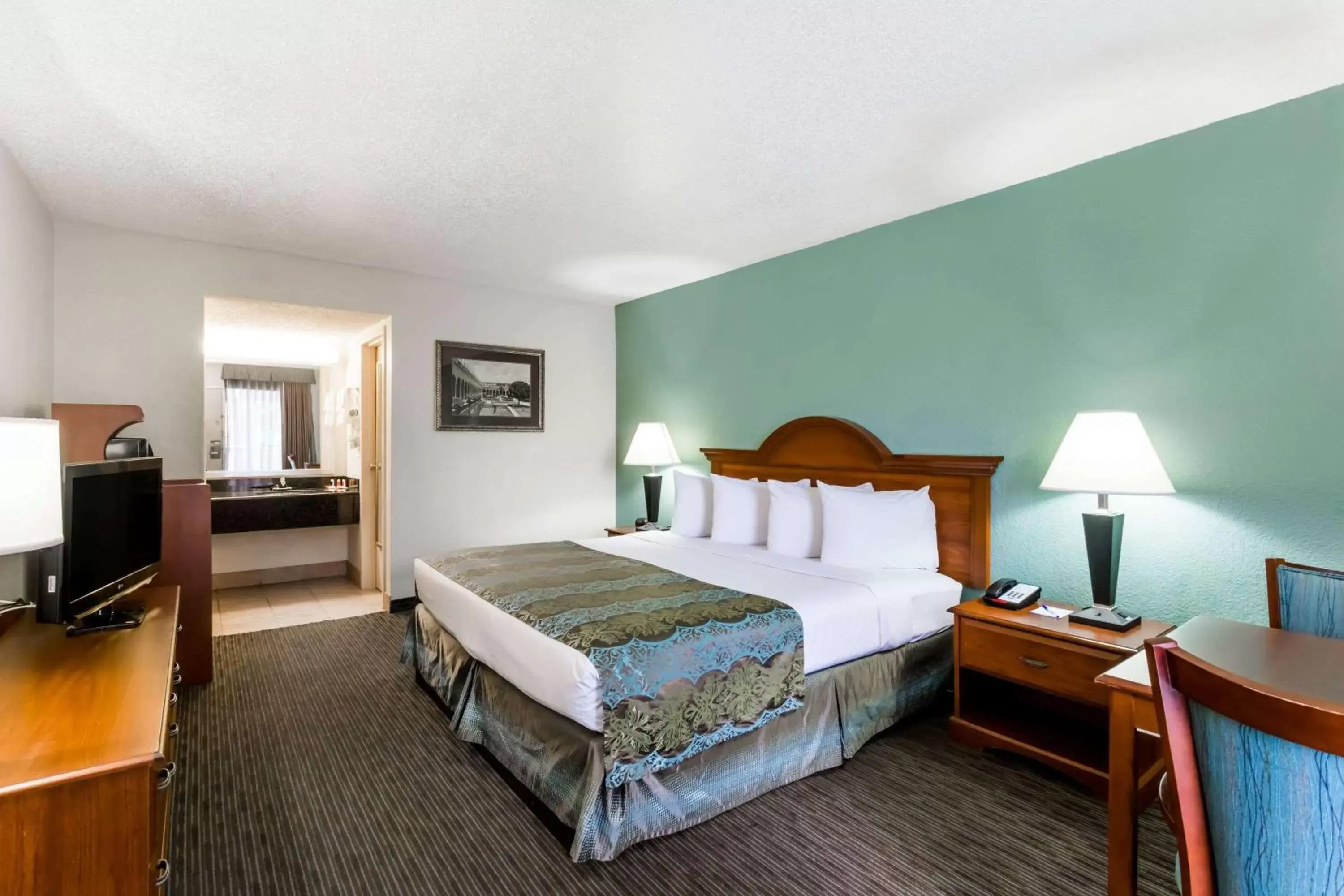 Photo of the whole room, Bed in Baymont by Wyndham Sarasota