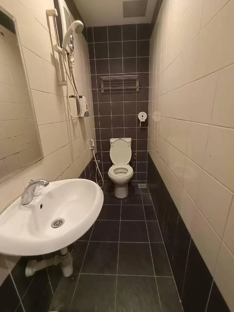 Shower in One Point Hotel