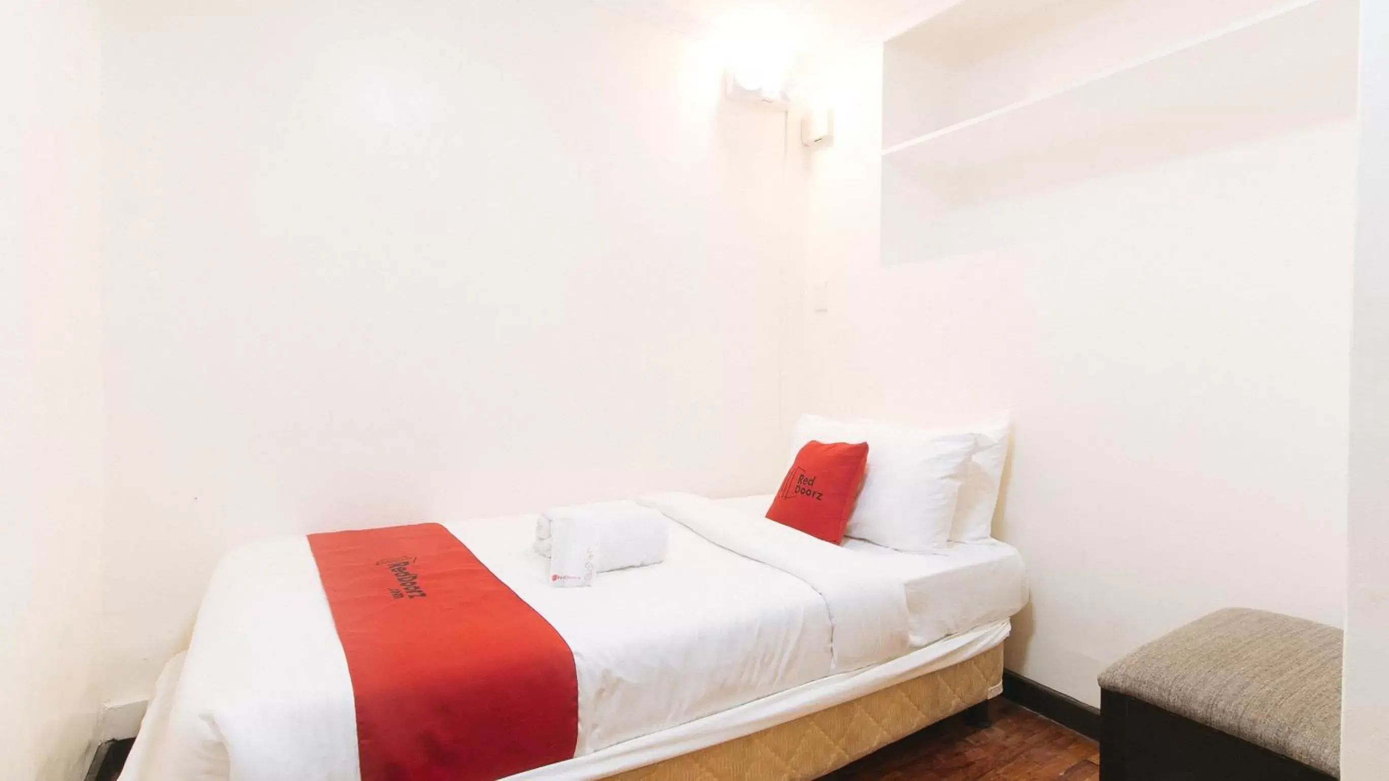 Bed in RedDoorz Premium near Greenbelt Makati - Vaccinated Staff Bed in RedDoorz Premium near Greenbelt Makati - Vaccinated Staff