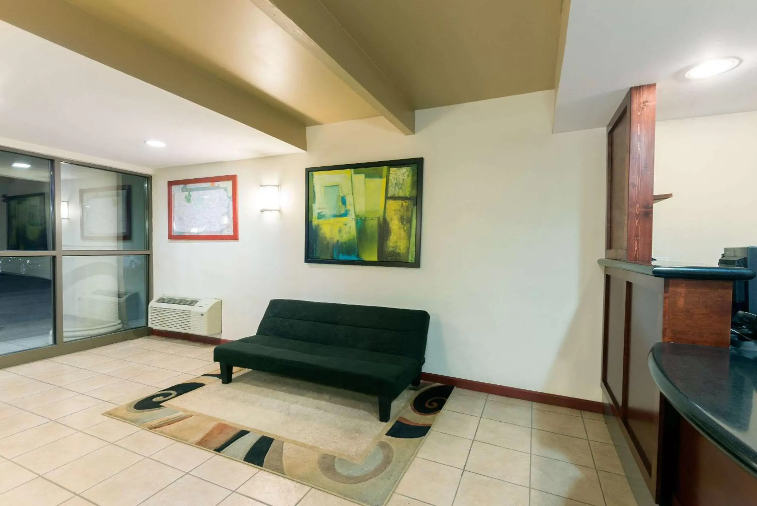 Lobby or reception, Seating Area in Super 8 by Wyndham Beaver Falls