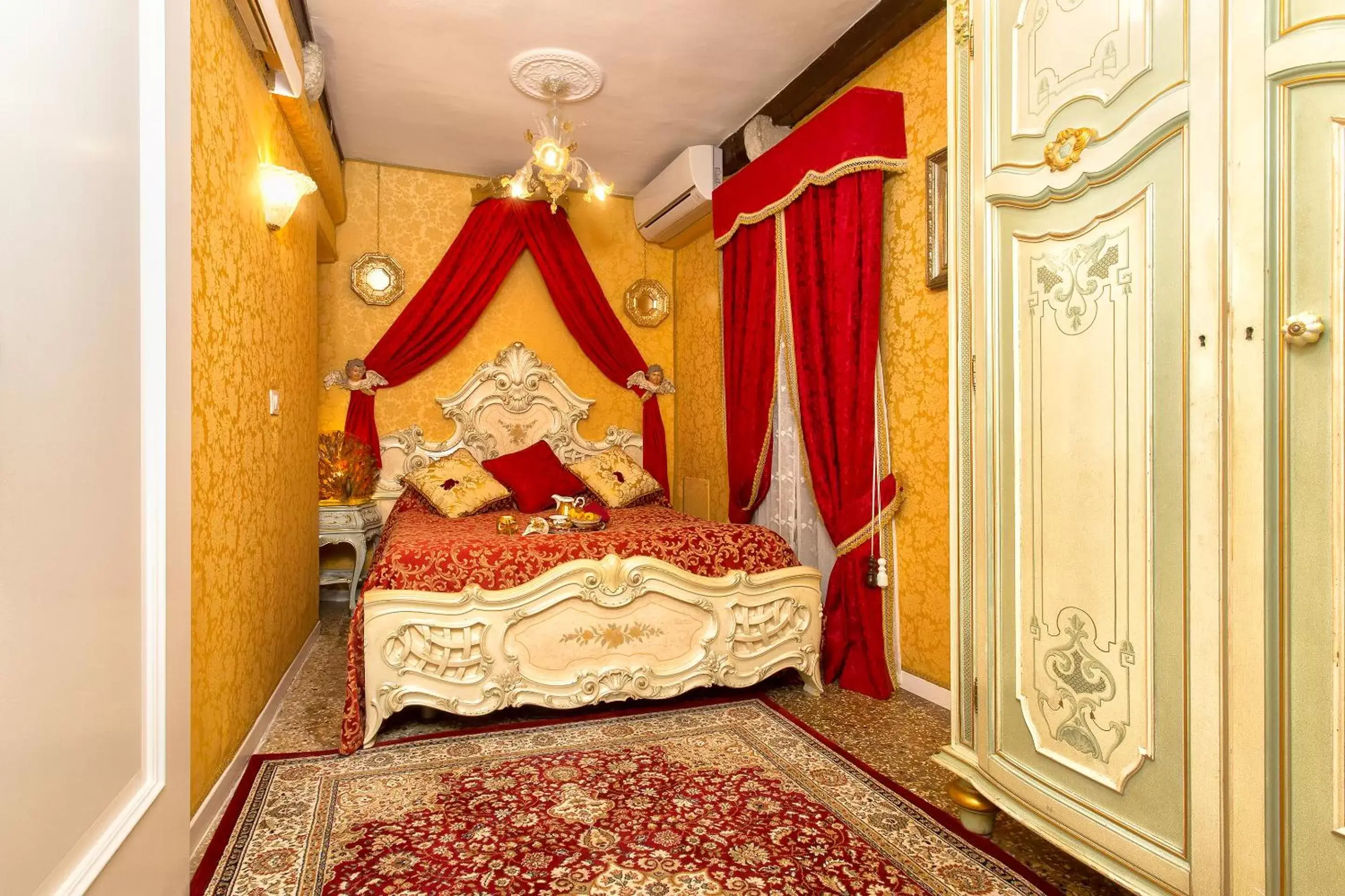 Photo of the whole room, Bed in Scalon del Doge