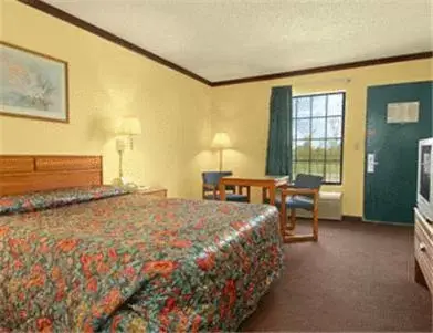 Bedroom, Bed in Super 8 by Wyndham Lakeland