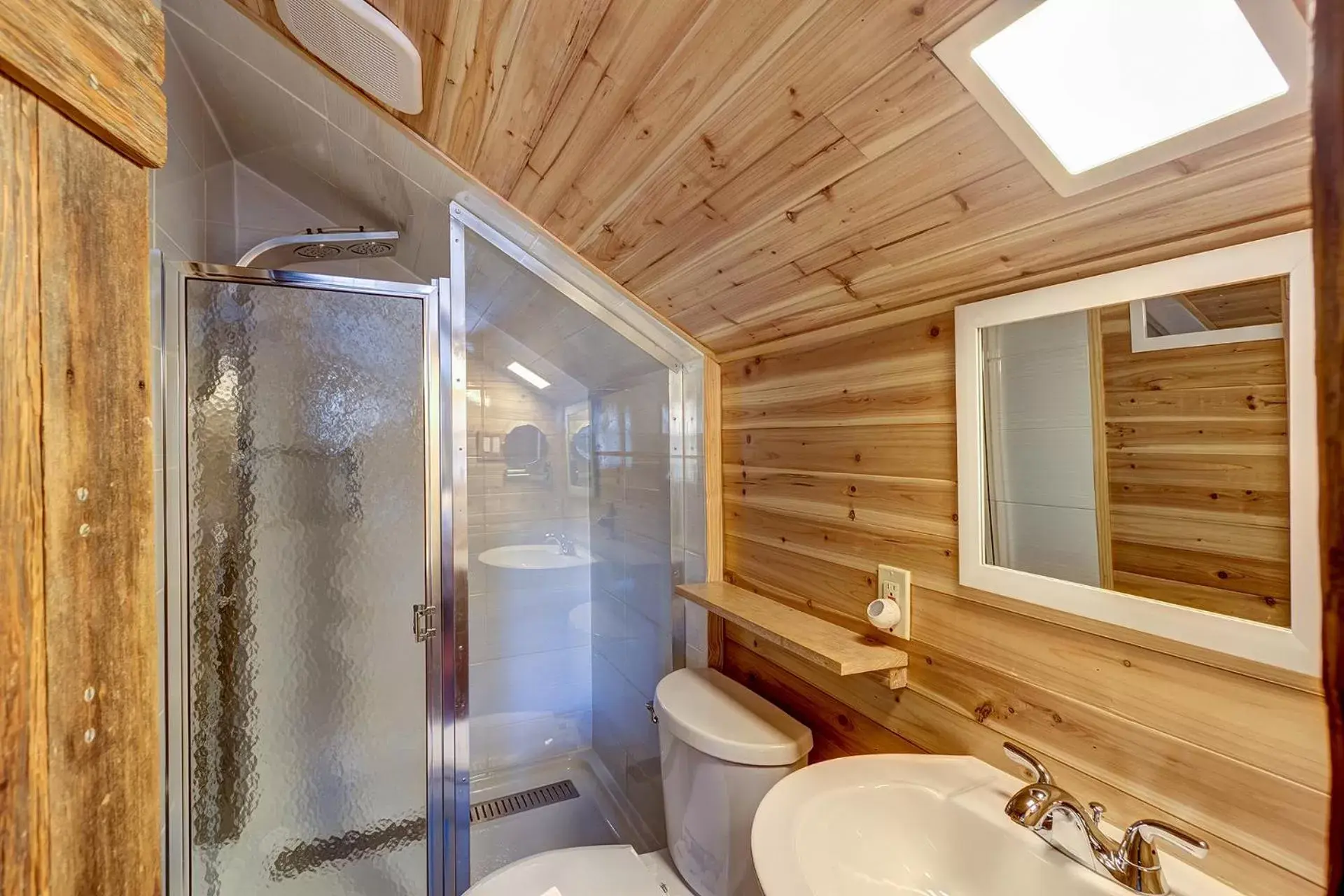 Shower, Bathroom in Fireside Inn & Hostel