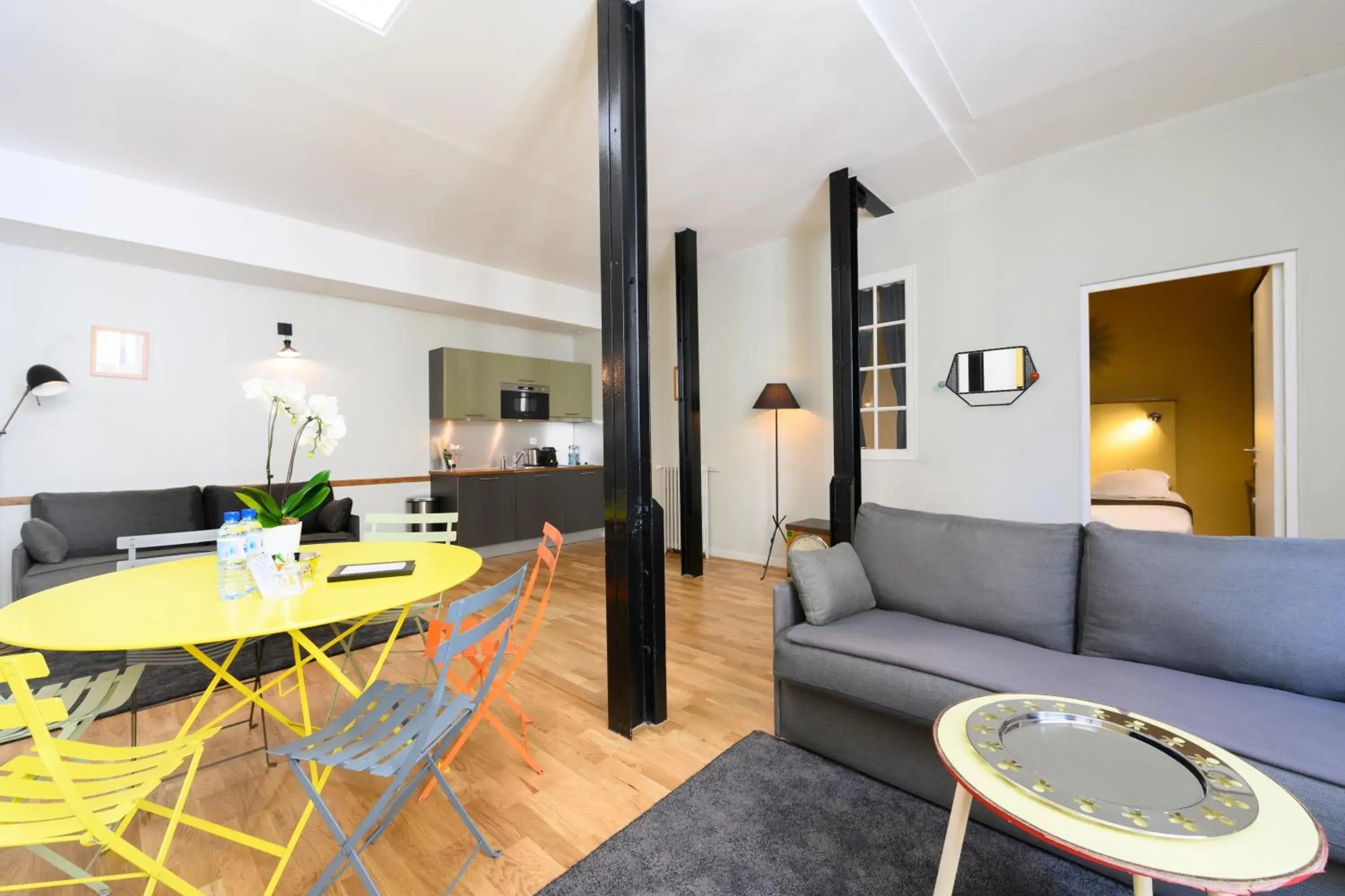 Kitchen or kitchenette, Dining Area in Helzear Montparnasse Suites