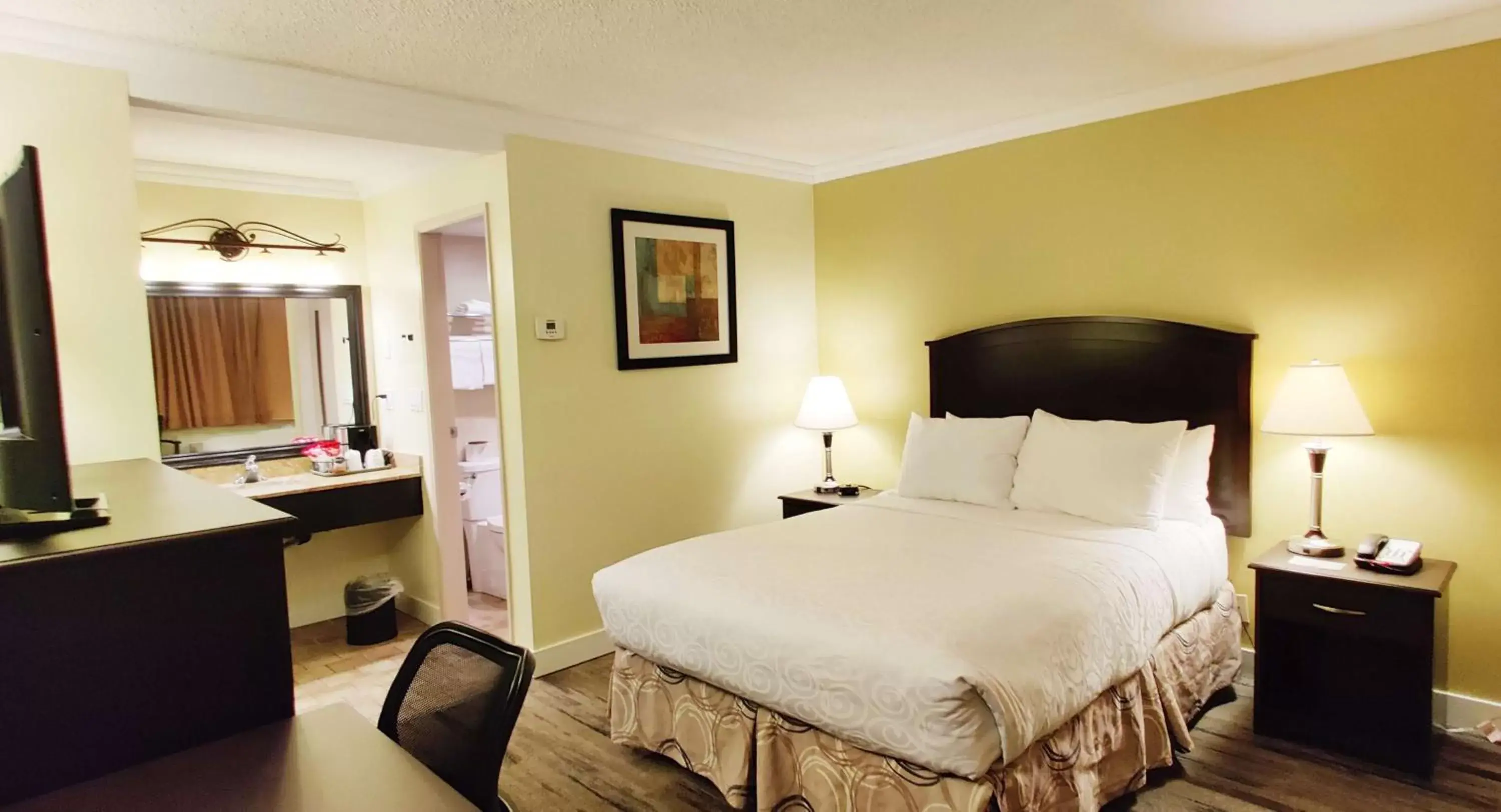 Photo of the whole room, Bed in Best Western PLUS Burnaby Hotel