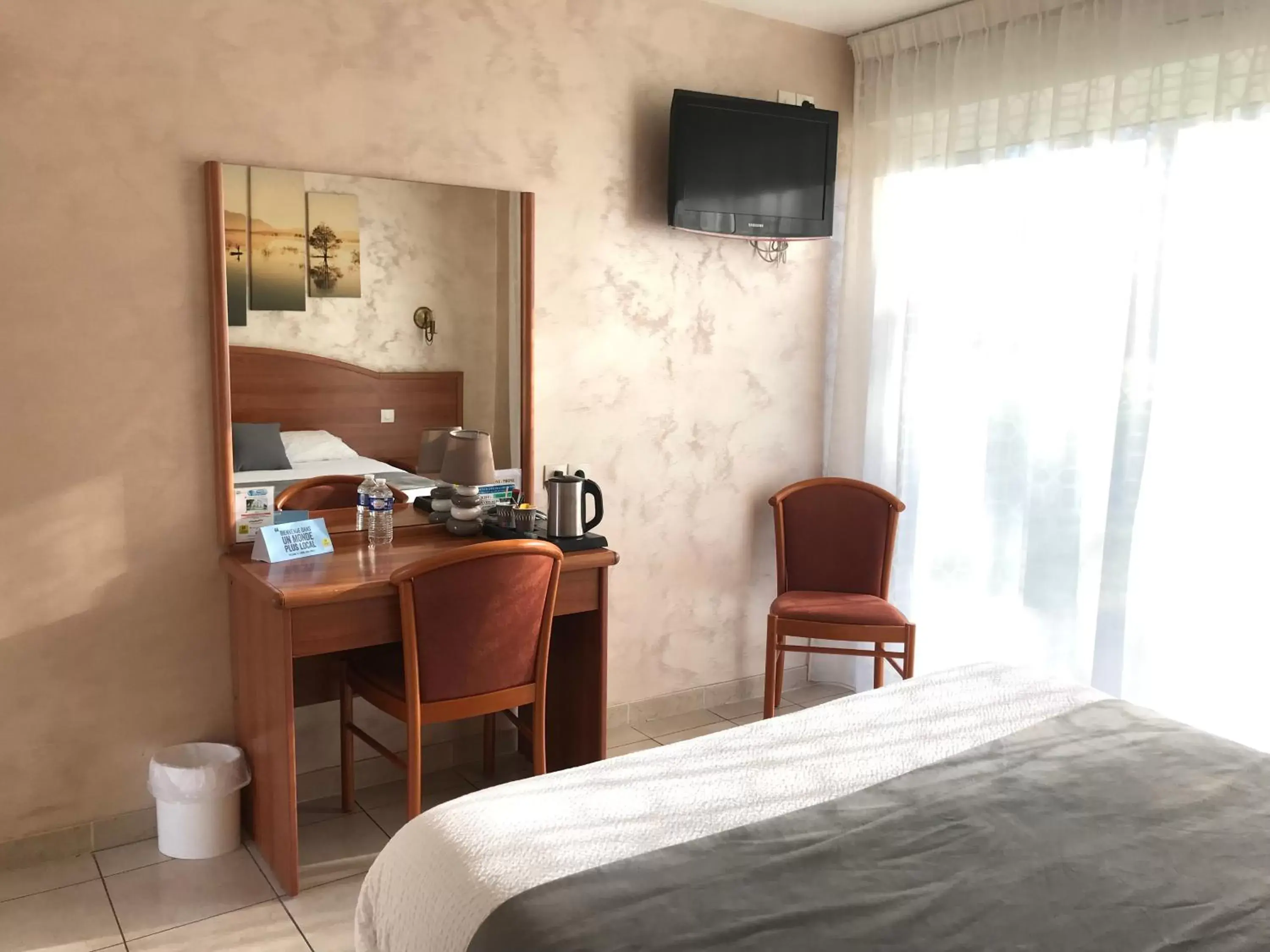 Bed in Logis - Hostellerie Le Chatel Nangis Bed in Logis - Hostellerie Le Chatel Nangis