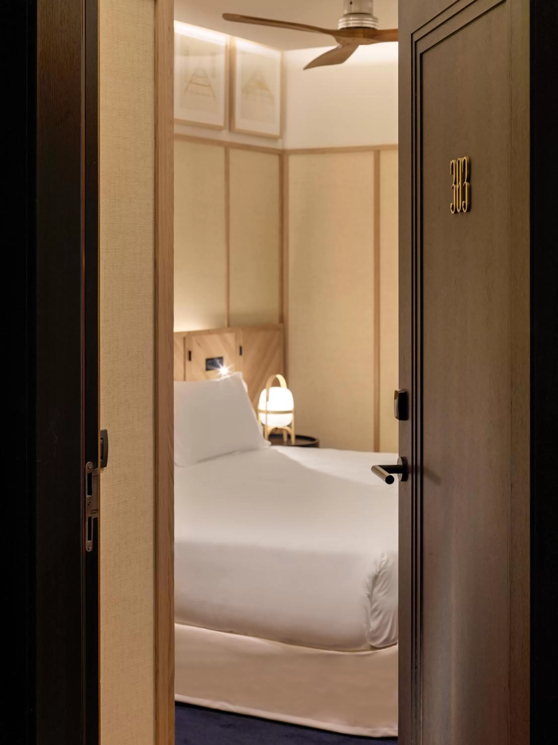 Decorative detail, Bed in H10 Madison 4* Sup